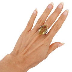 Anillo de cóctel de oro blanco de 14 quilates con 15,10 CTW de berilo amarillo y diamantes