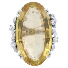 Anillo de cóctel de oro blanco de 14 quilates con 15,10 CTW de berilo amarillo y diamantes