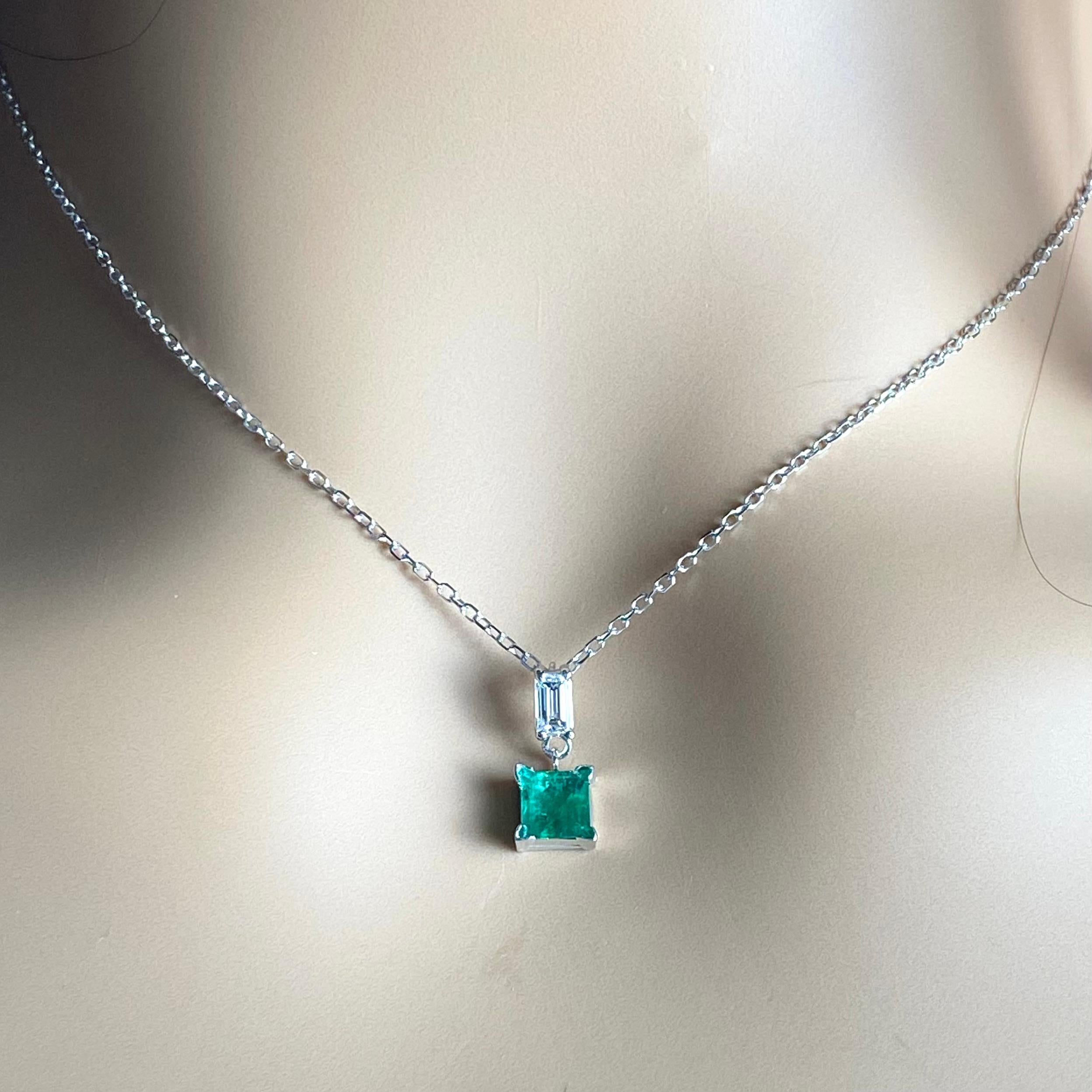 14K White Gold Colombian Emerald and Emerald-Cut Diamond Pendant Necklace For Sale 1