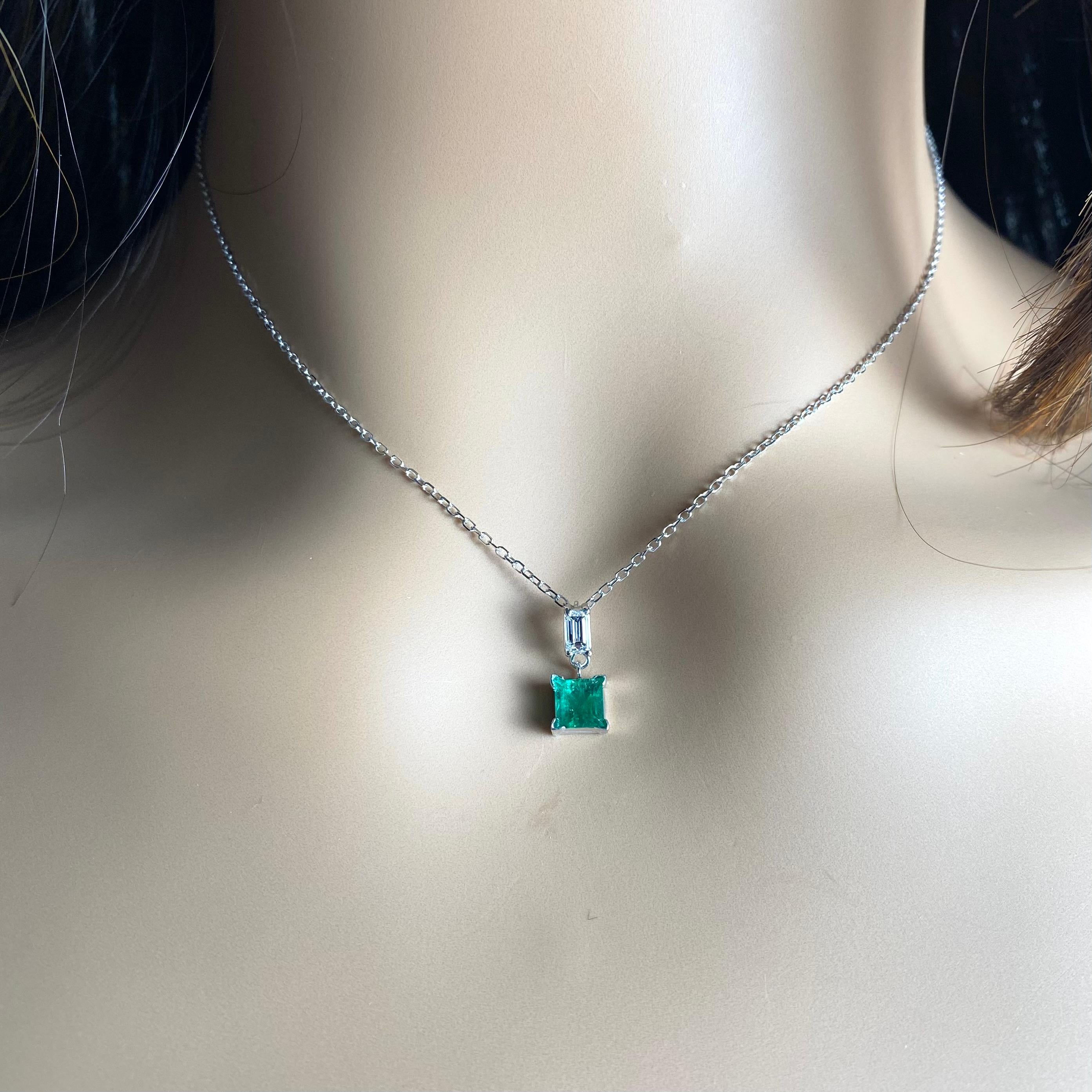 14K White Gold Colombian Emerald and Emerald-Cut Diamond Pendant Necklace For Sale 2