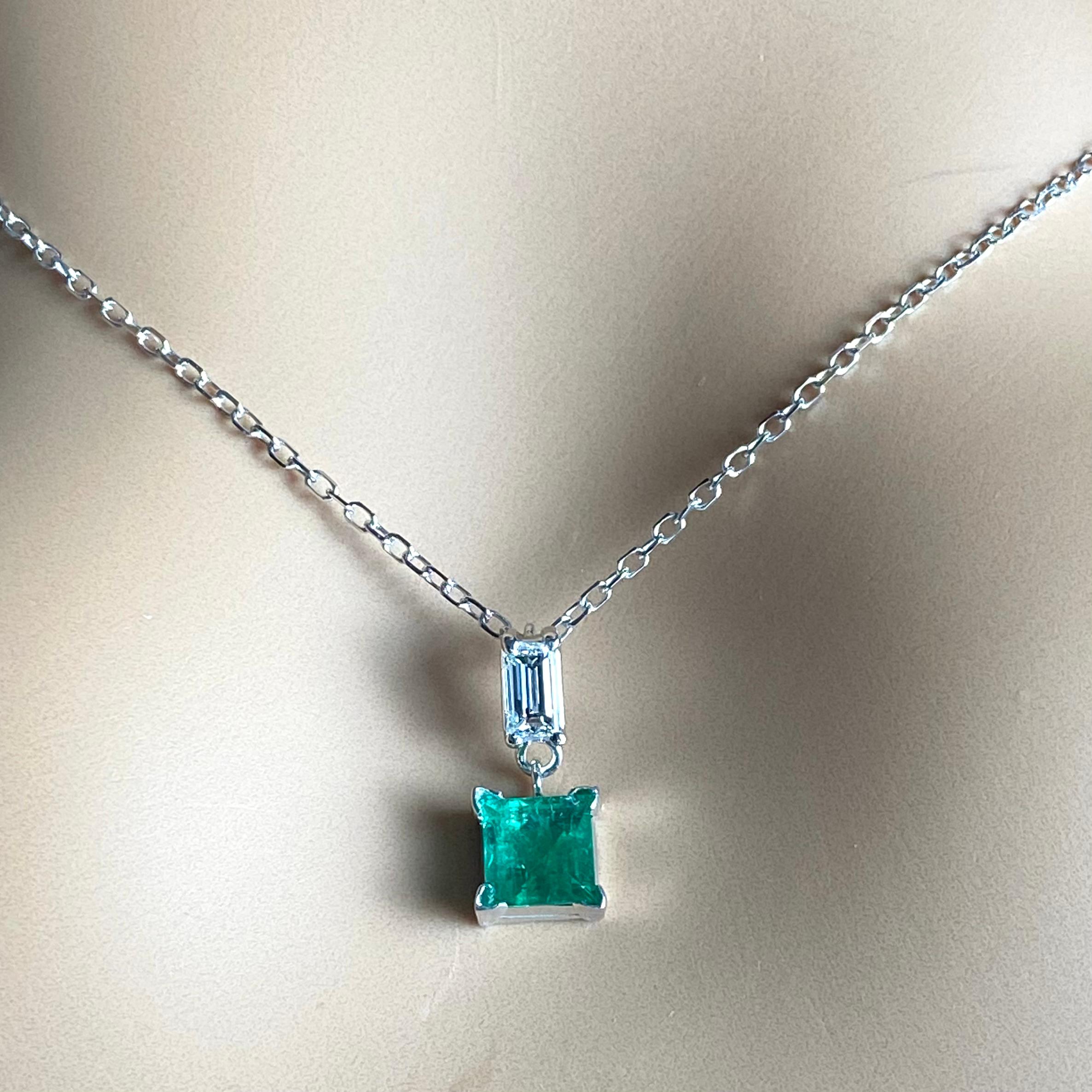 14K White Gold Colombian Emerald and Emerald-Cut Diamond Pendant Necklace For Sale 3