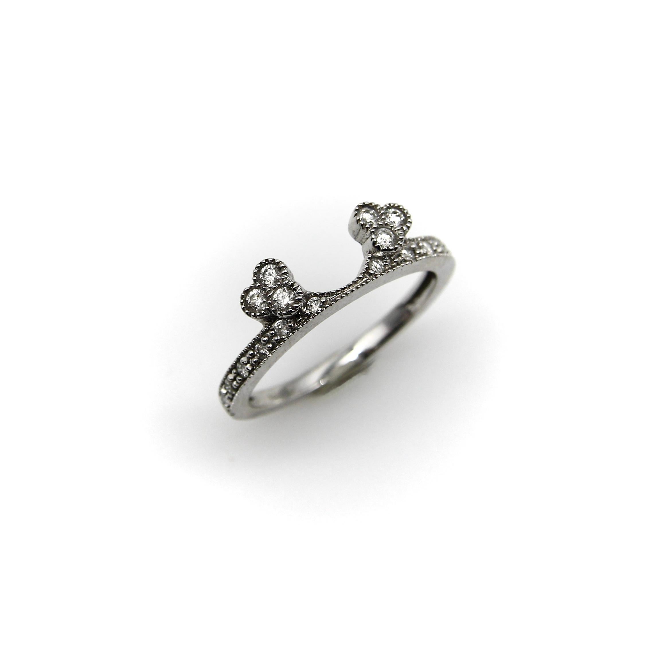 Dieser wunderschöne Ehering aus 14-karätigem Weißgold ist für einen Solitär-Verlobungsring konzipiert und hat eine schöne Ausschnittform, die sich um die Basis des Steins legt, wenn zwei Ringe aufeinander gestapelt werden. Der Ring besteht aus 18