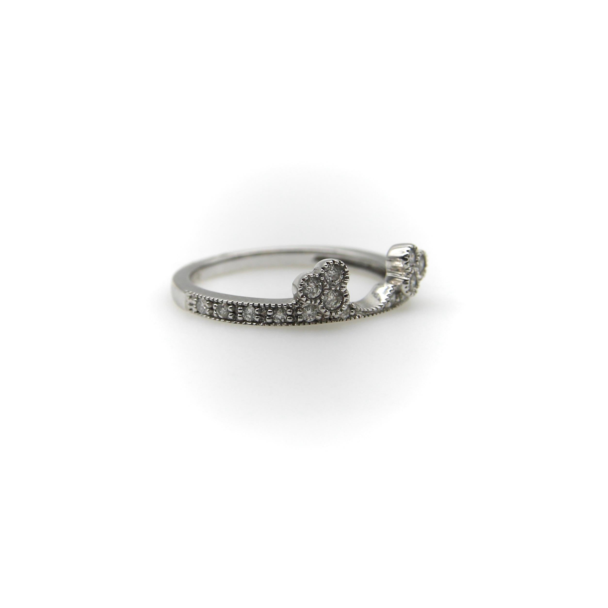 14 Karat Weißgold Contoured Ehering mit Diamanten (Zeitgenössisch) im Angebot