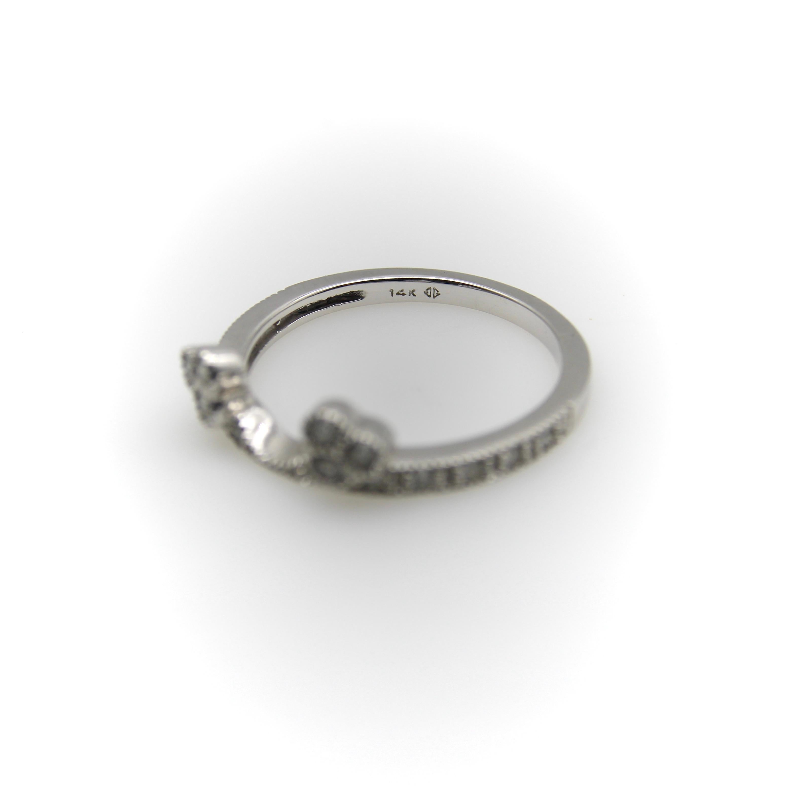 14 Karat Weißgold Contoured Ehering mit Diamanten (Einfacher Schliff) im Angebot