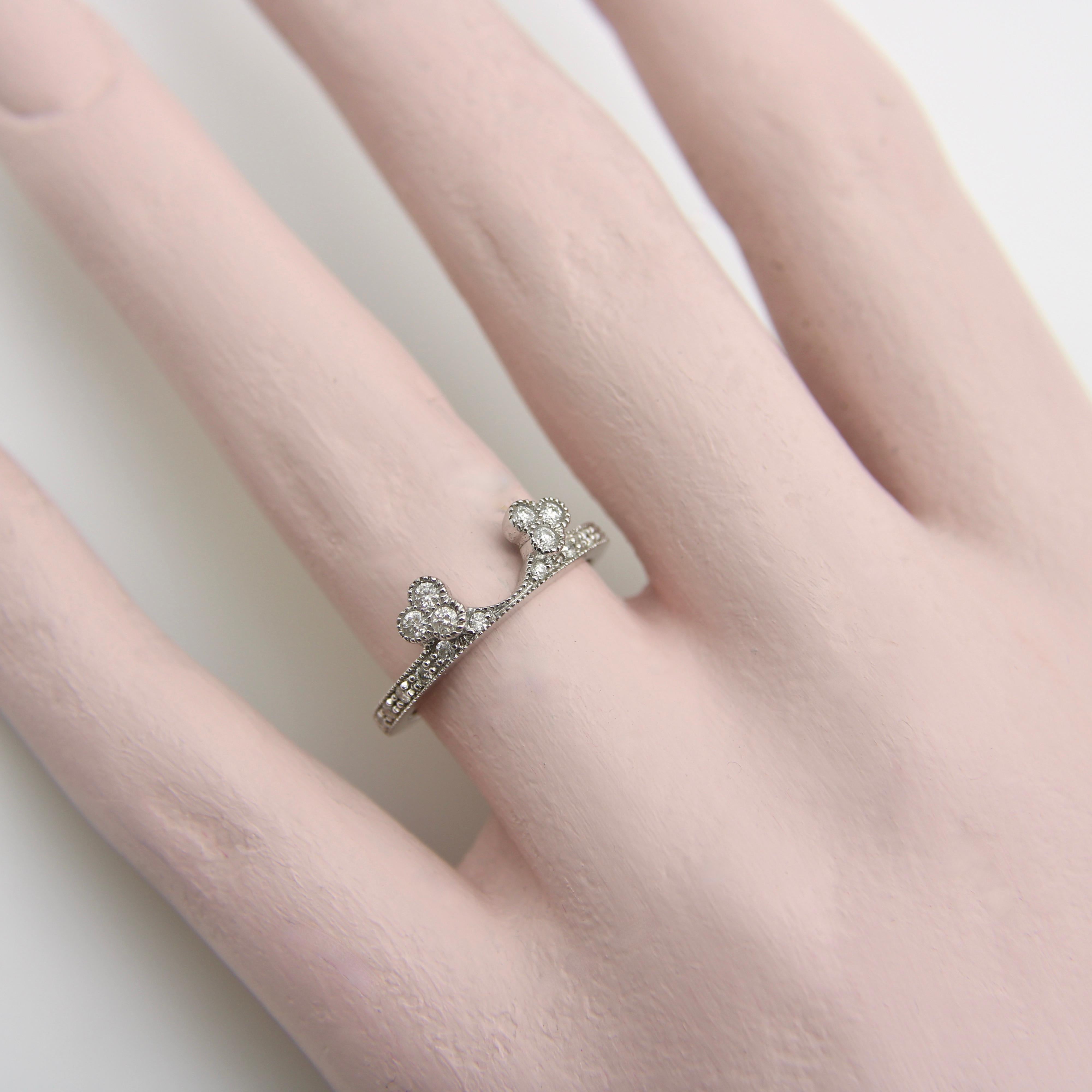14 Karat Weißgold Contoured Ehering mit Diamanten im Angebot 1