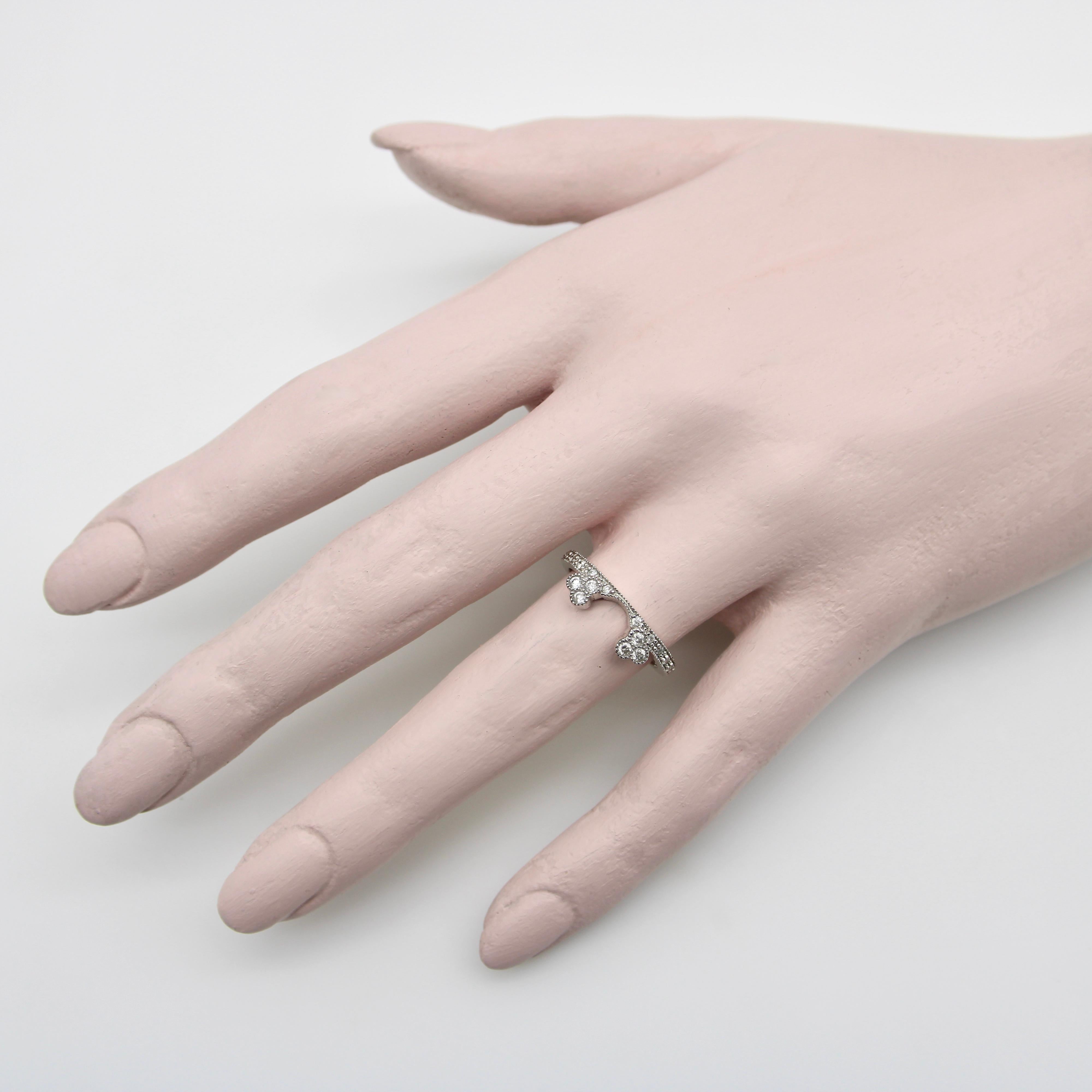 14 Karat Weißgold Contoured Ehering mit Diamanten im Angebot 2
