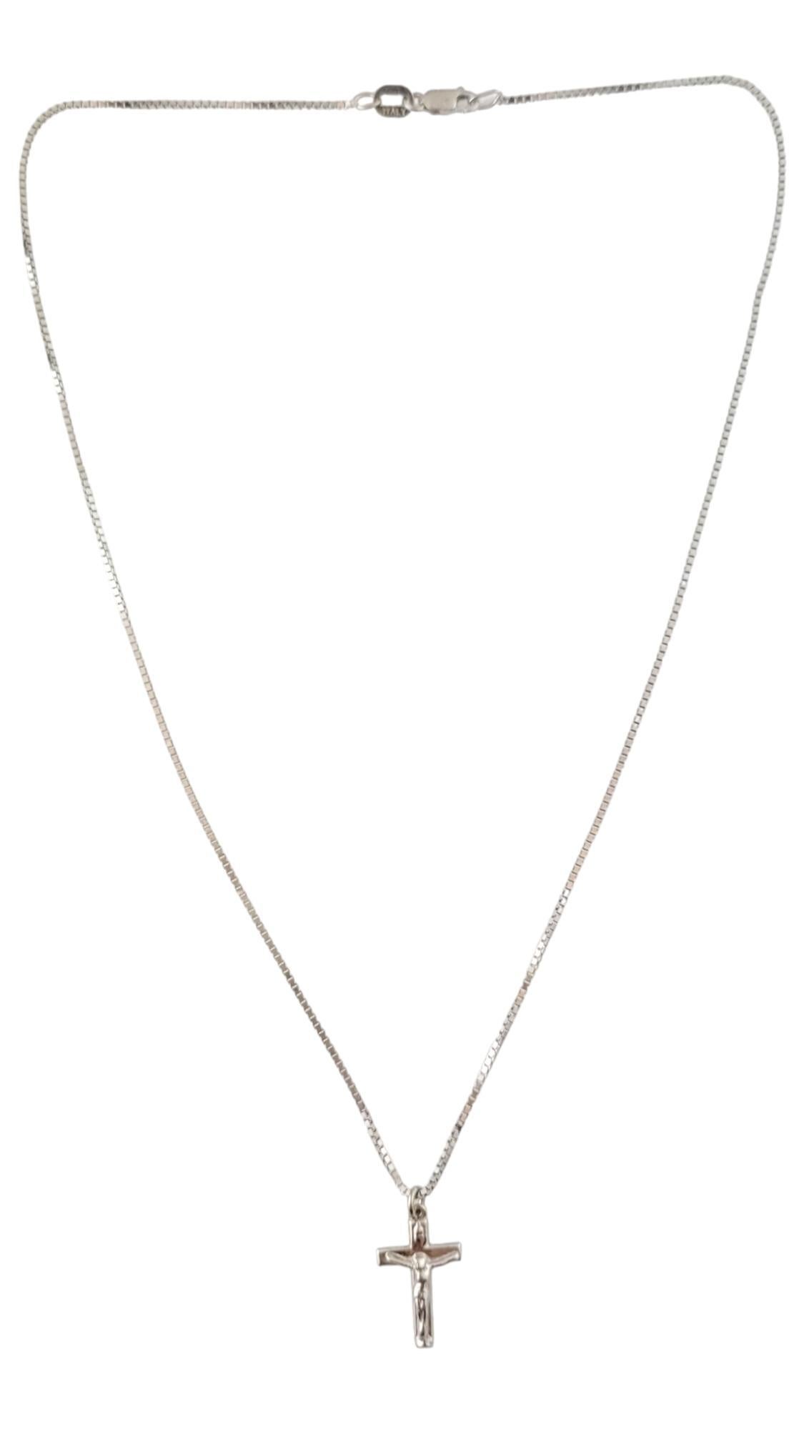 Vintage 14K White Gold Cross Pendant Chain Necklace

This beautiful piece features a gorgeous 14K gold cross pendant paired with a simple 14K white gold chain!

Chain length: 16 1/4