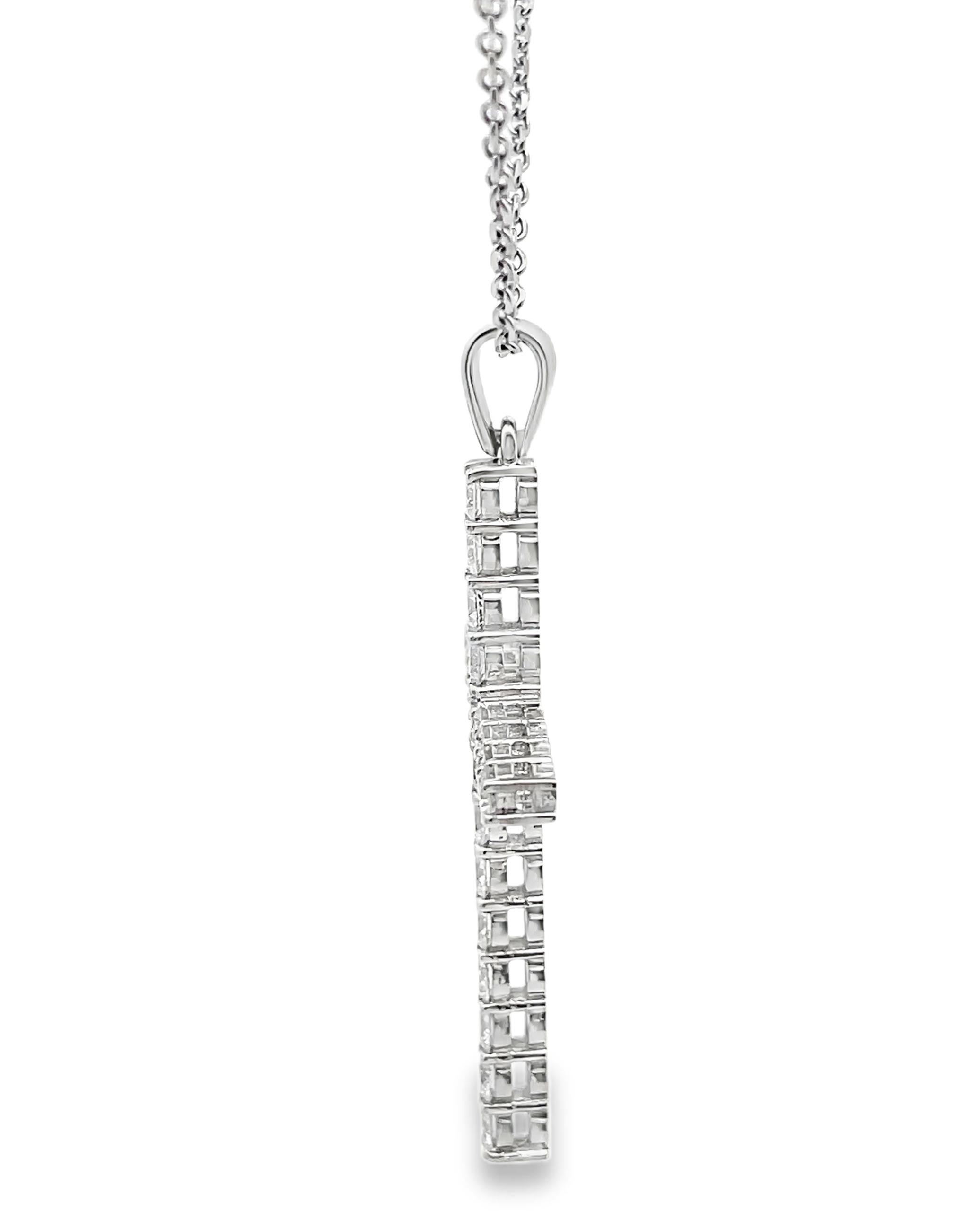 Collana a croce in oro bianco 14K con 21 diamanti rotondi per un totale di 1,83 carati.

- La croce è su una catena con cavo da 20 pollici.
- La croce è lunga circa 2 pollici (con cauzione)