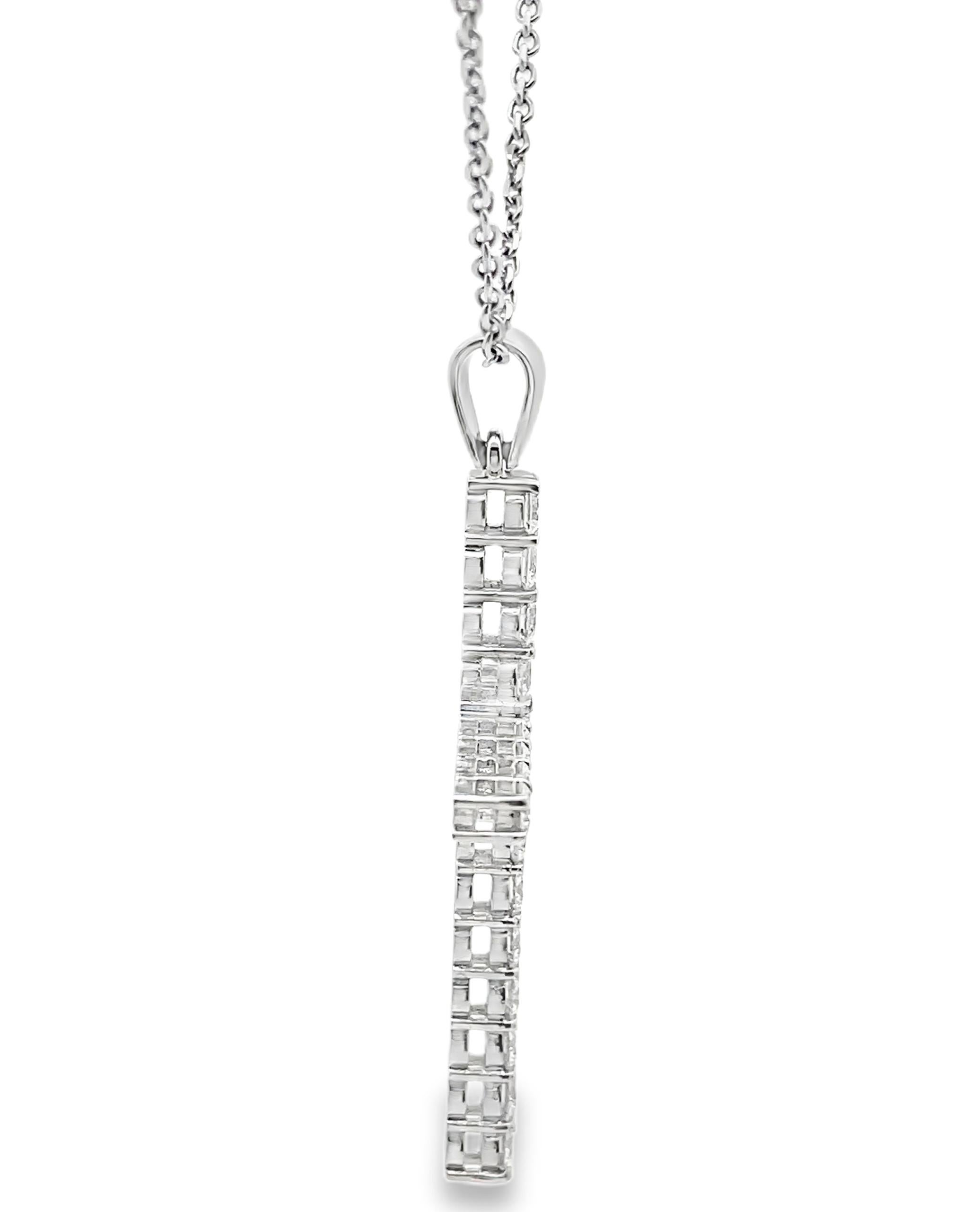 Contemporaneo Collana con ciondolo a croce in oro bianco 14K con 1,83 carati di diamanti in vendita