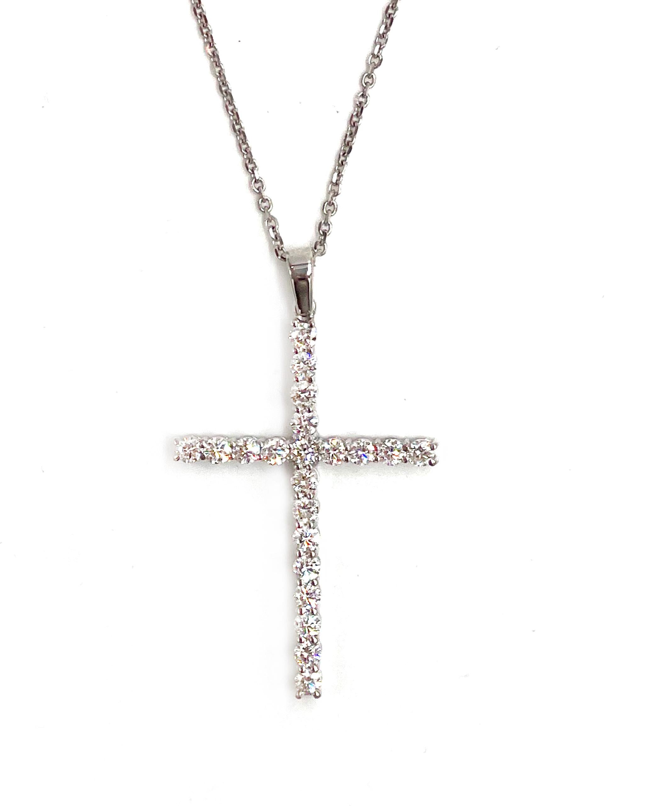 Collana con ciondolo a croce in oro bianco 14K con 1,83 carati di diamanti In condizioni Nuovo in vendita a Old Tappan, NJ