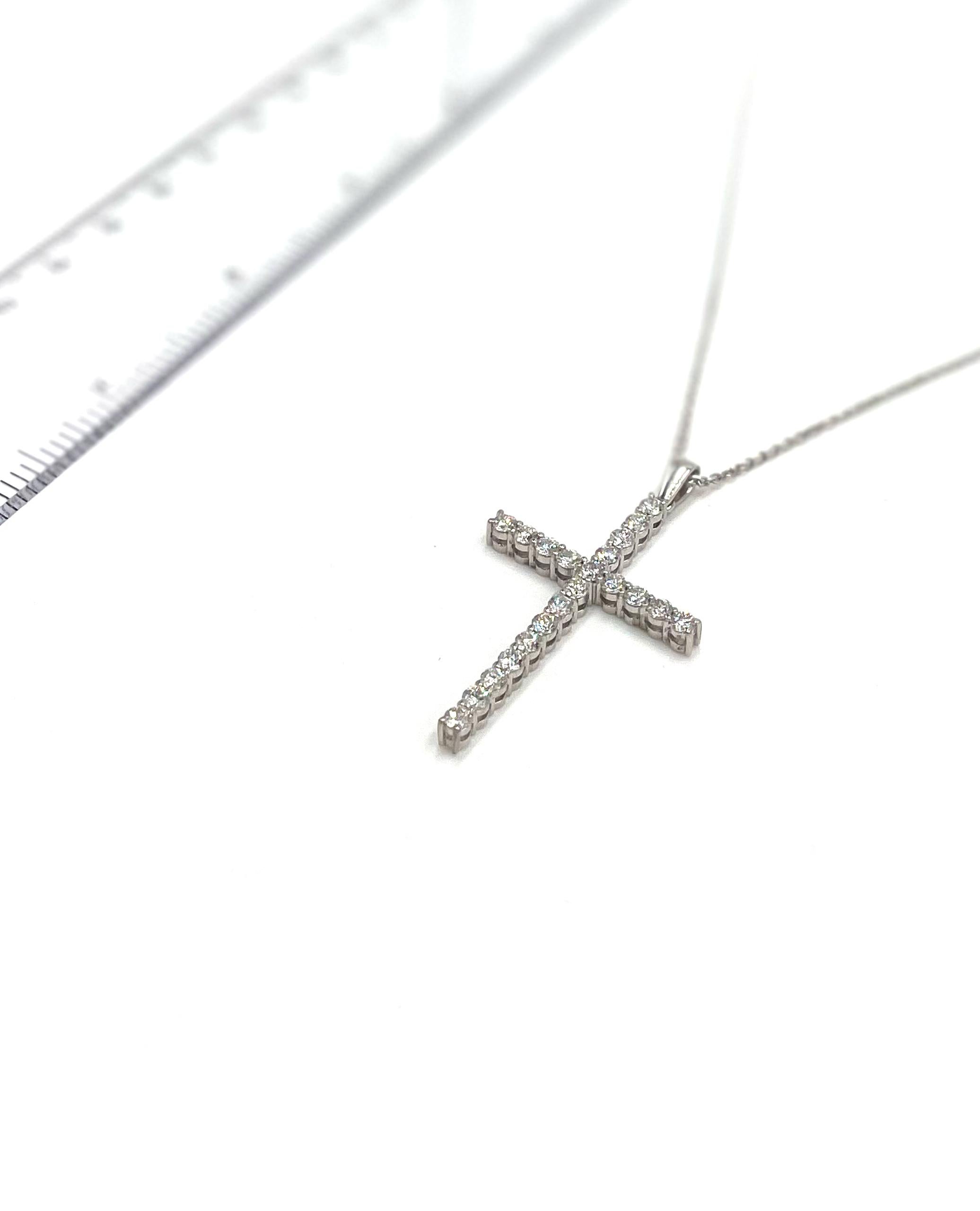 Donna Collana con ciondolo a croce in oro bianco 14K con 1,83 carati di diamanti in vendita