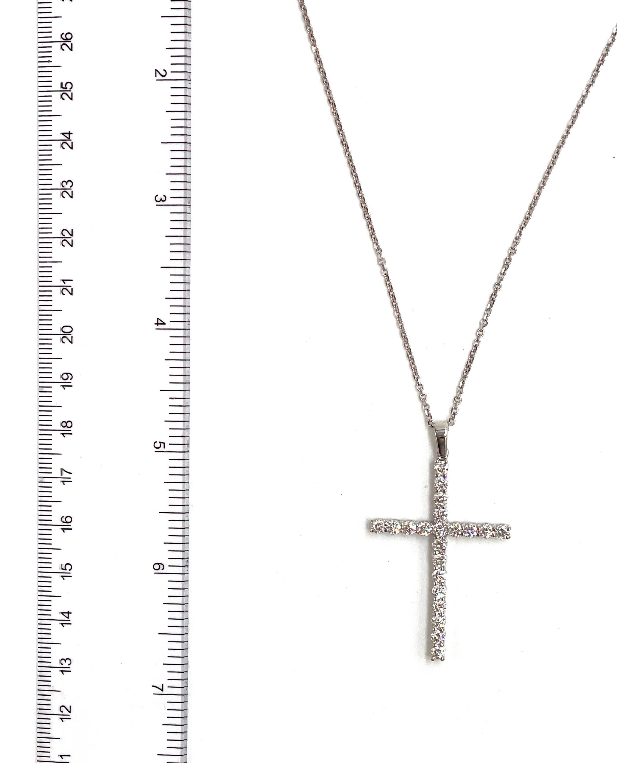 Collana con ciondolo a croce in oro bianco 14K con 1,83 carati di diamanti in vendita 1