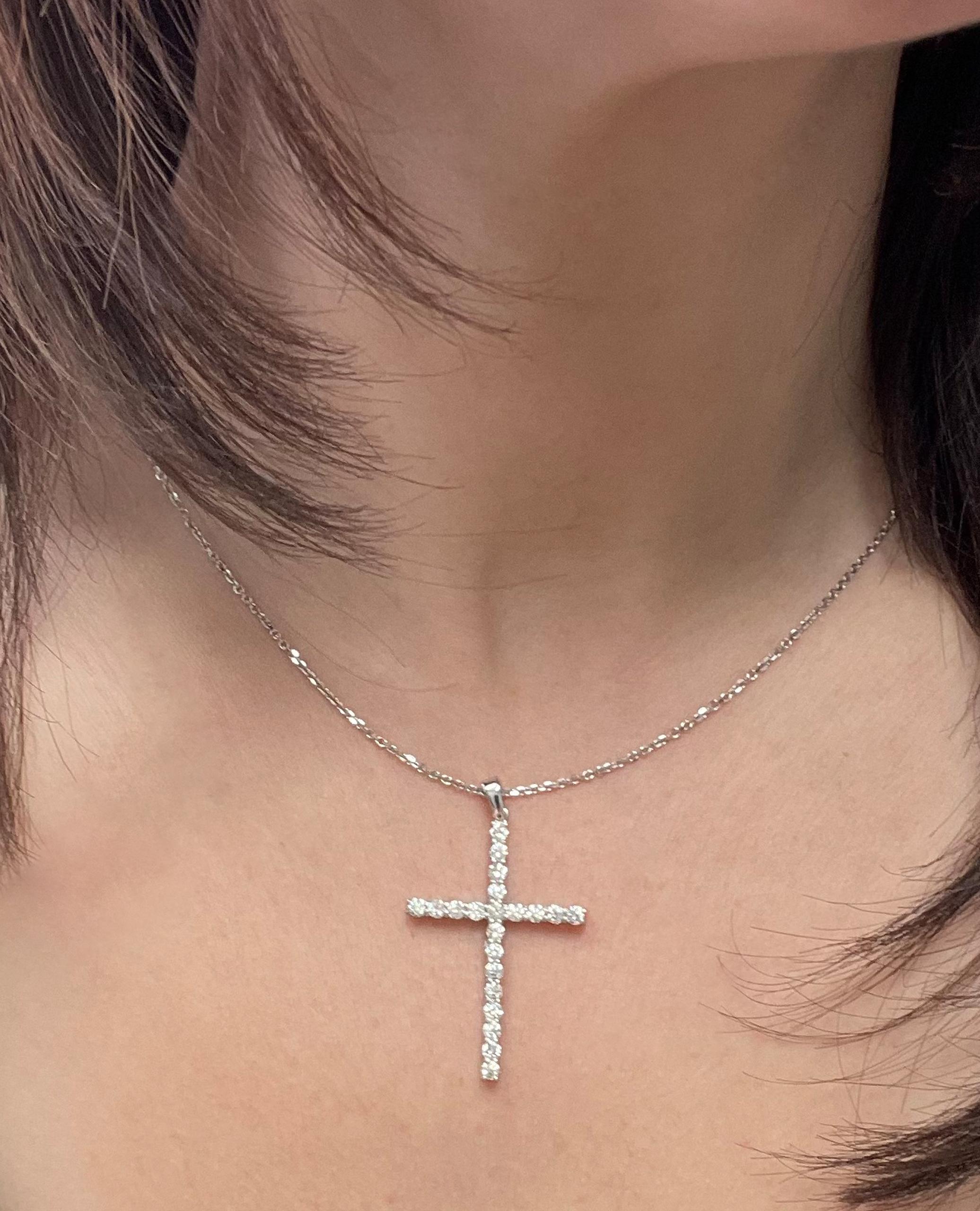 Collana con ciondolo a croce in oro bianco 14K con 1,83 carati di diamanti in vendita 2