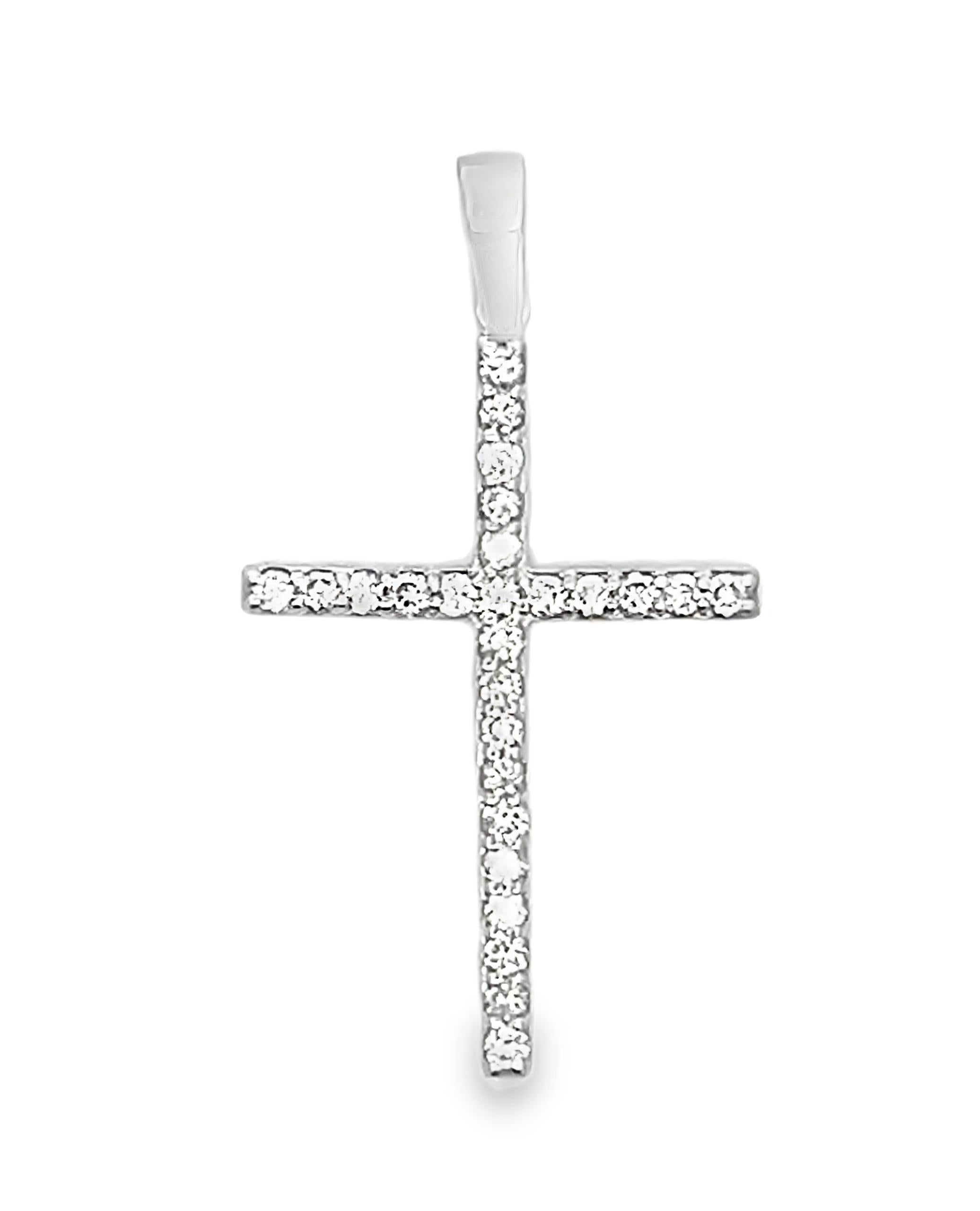 Collana a croce in oro bianco 14K con 126 diamanti rotondi per un peso totale di 0,50 carati.

- 18 pollici di lunghezza