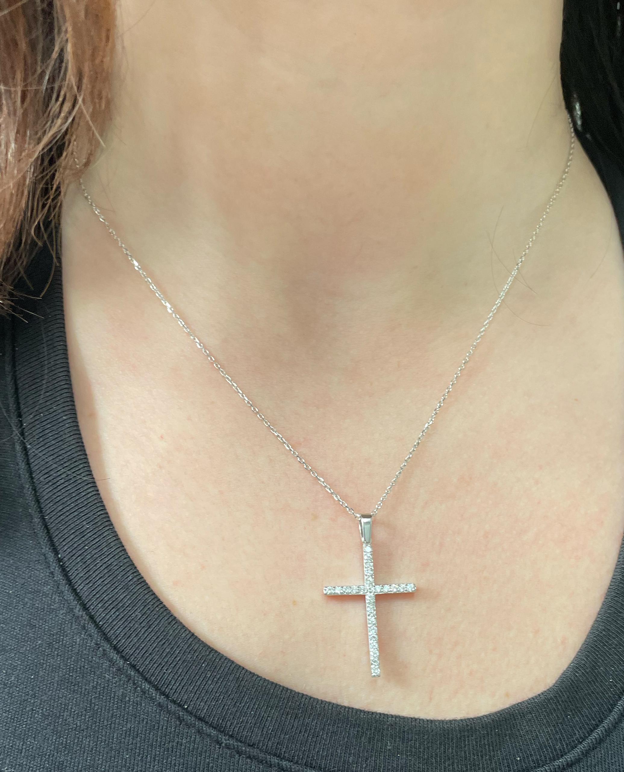 Taglio rotondo Collana con ciondolo a forma di croce in oro bianco 14K con diamanti da 0,50 carati in vendita