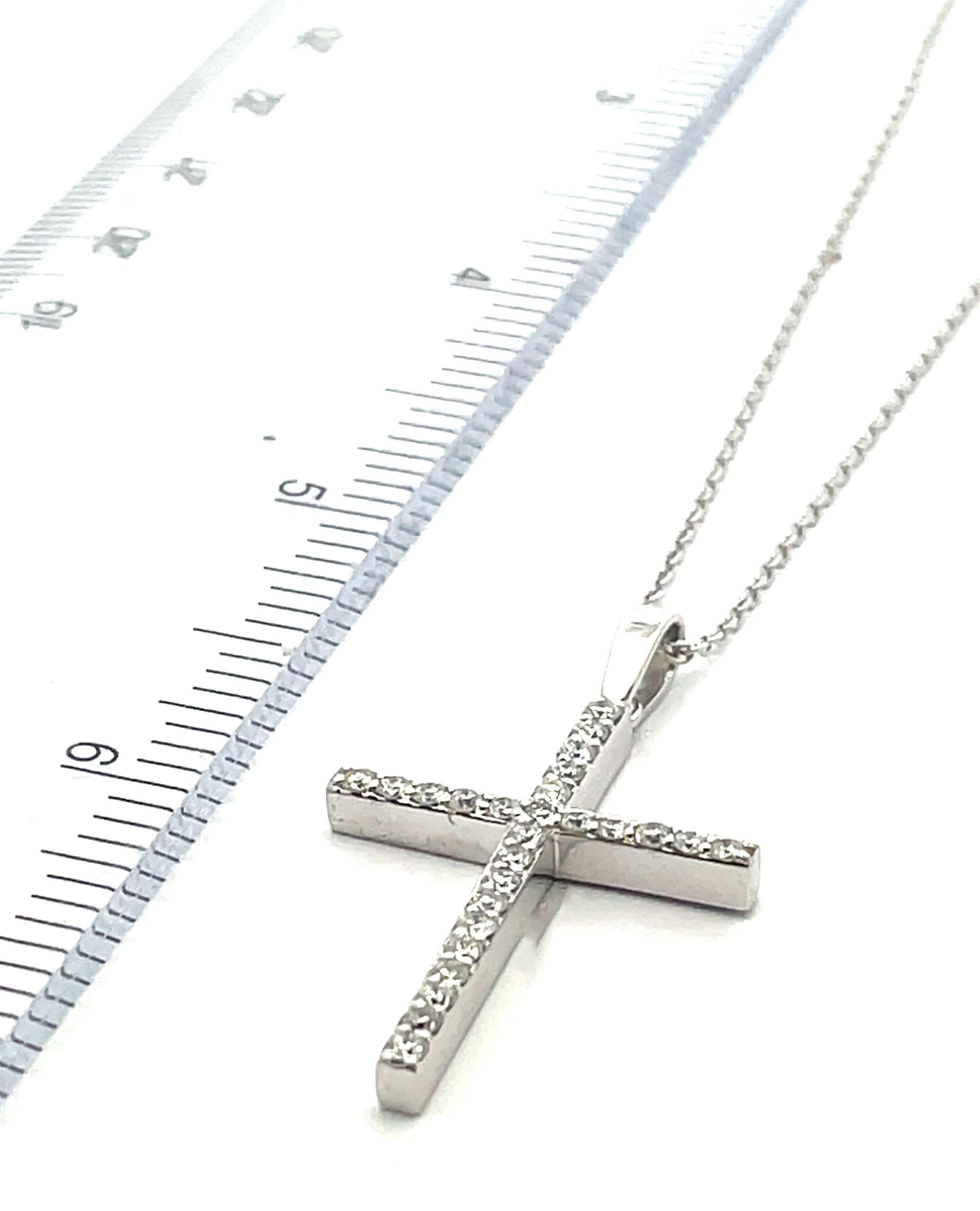 Donna Collana con ciondolo a forma di croce in oro bianco 14K con diamanti da 0,50 carati in vendita