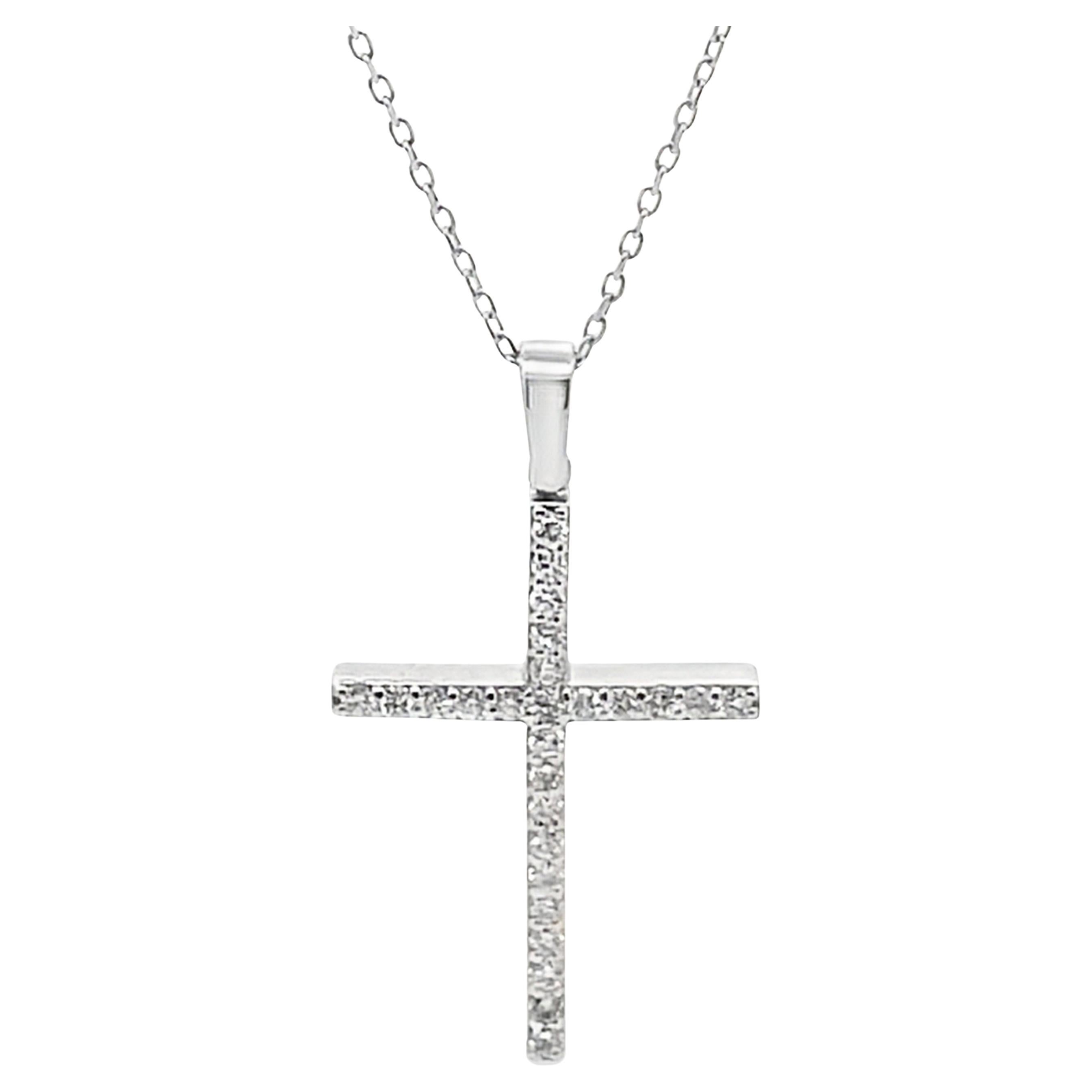 Collana con ciondolo a forma di croce in oro bianco 14K con diamanti da 0,50 carati
