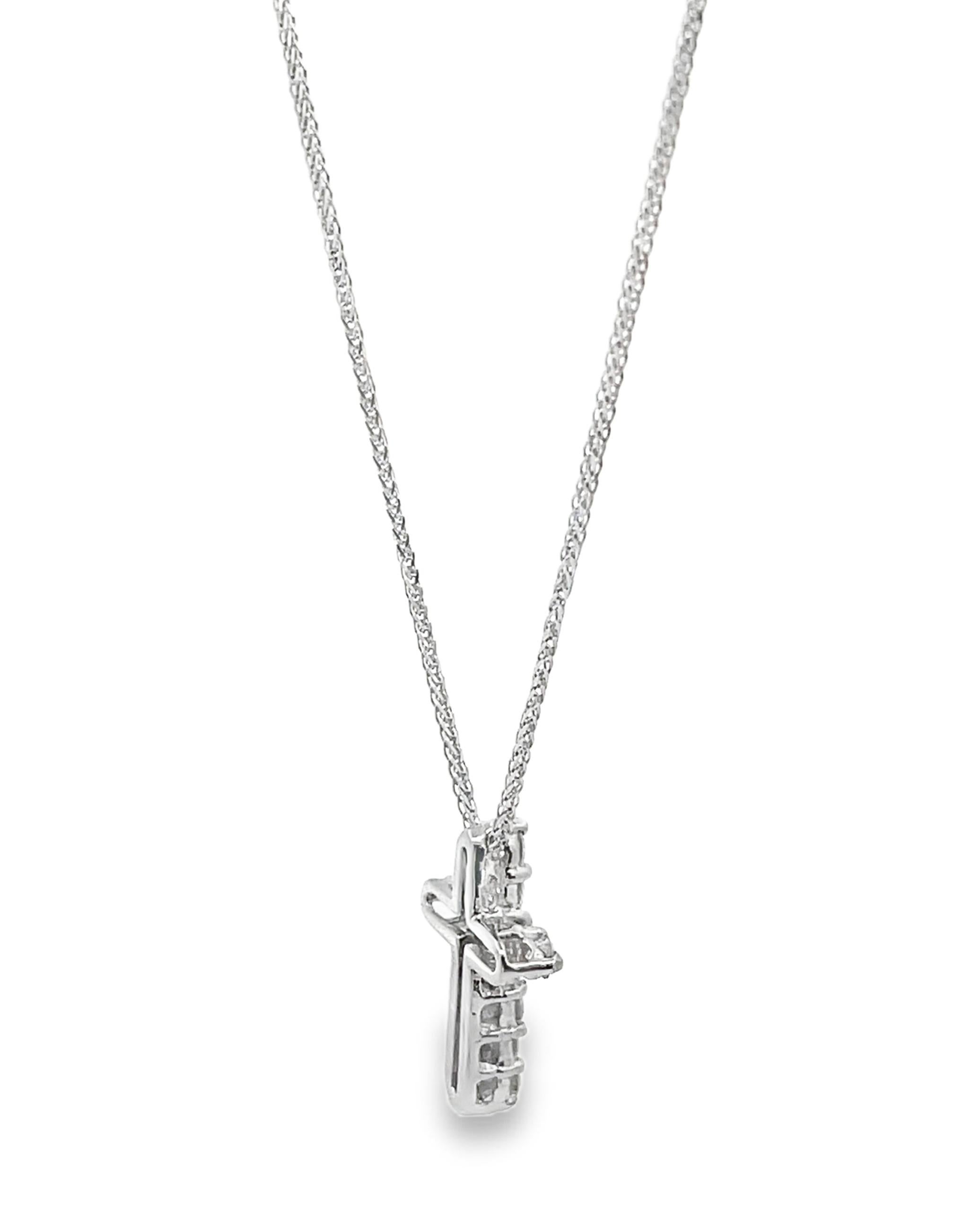 Contemporaneo Collana con ciondolo a croce in oro bianco 14K con diamanti da 0,63 carati in vendita