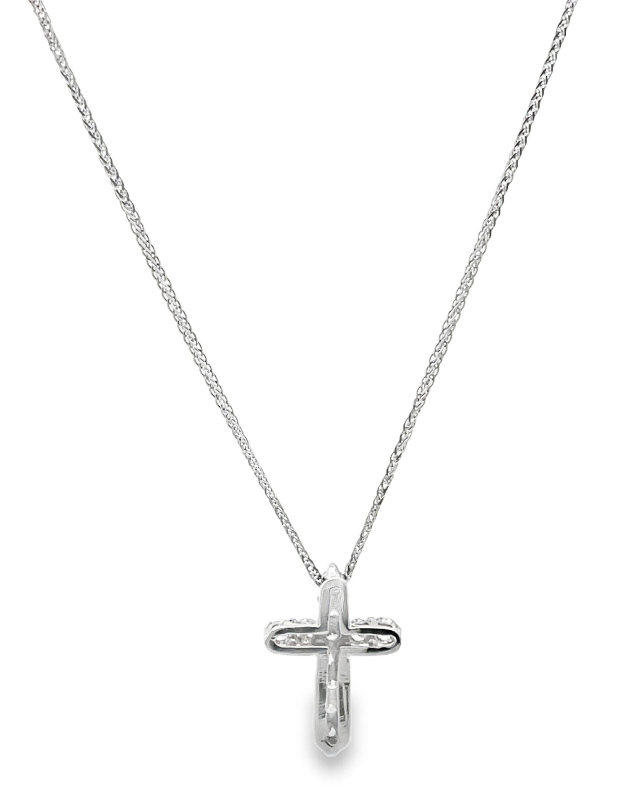 Taglio rotondo Collana con ciondolo a croce in oro bianco 14K con diamanti da 0,63 carati in vendita