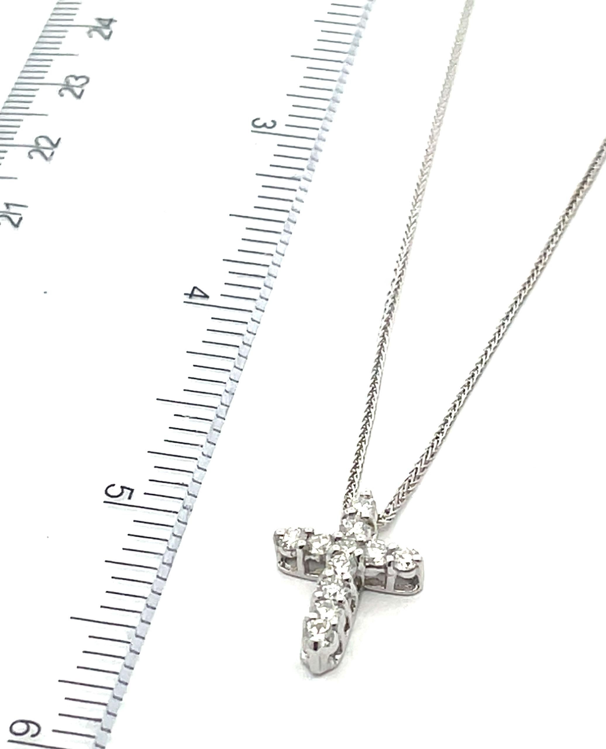 Donna Collana con ciondolo a croce in oro bianco 14K con diamanti da 0,63 carati in vendita