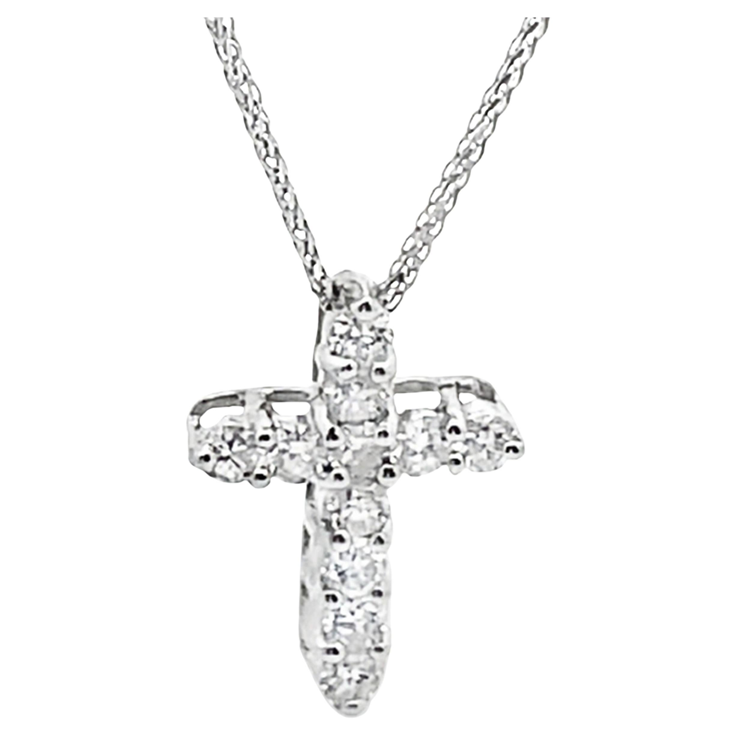 Collana con ciondolo a croce in oro bianco 14K con diamanti da 0,63 carati
