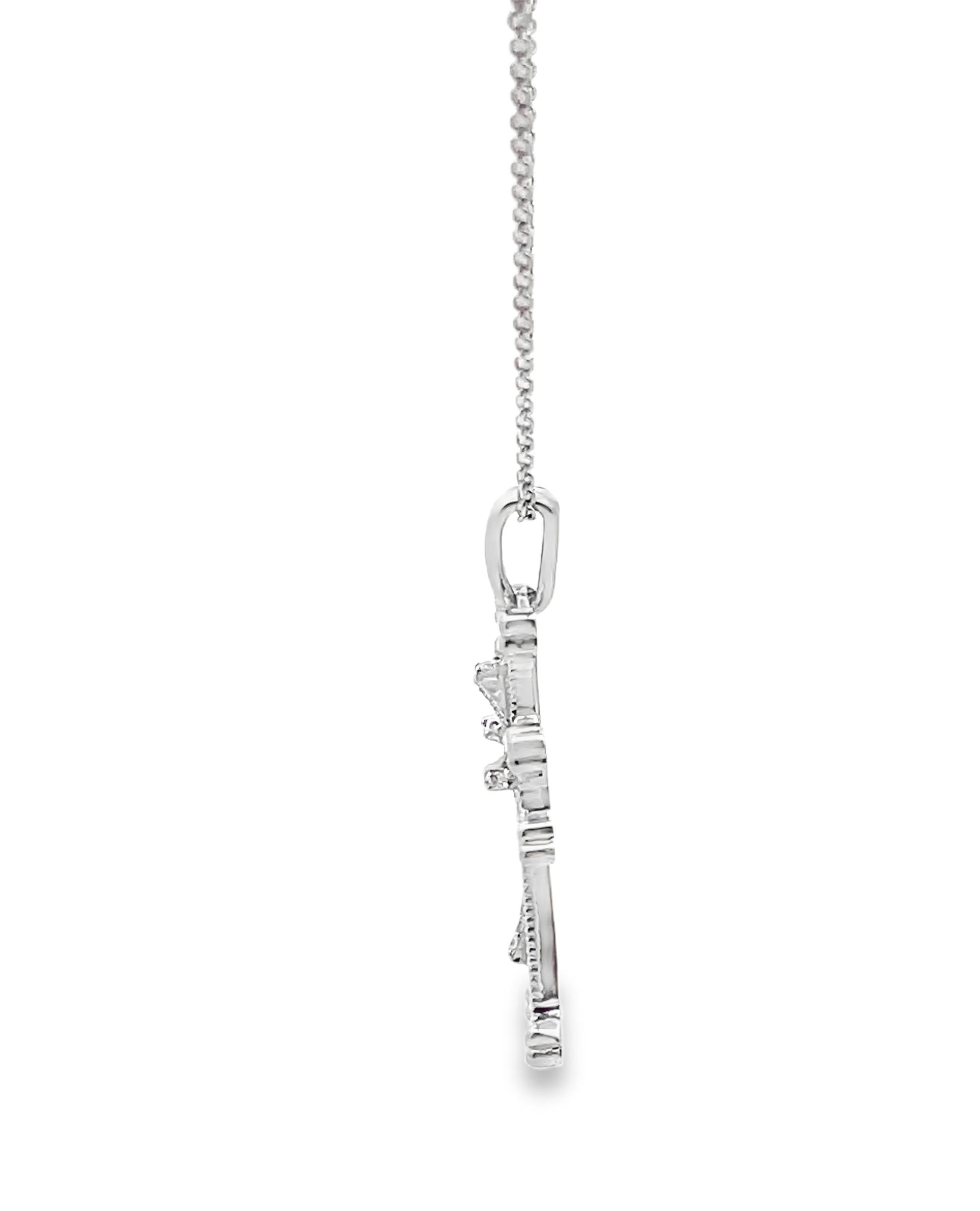 Contemporain Collier pendentif croix en or blanc 14K avec diamants ronds 0,18 carat en vente