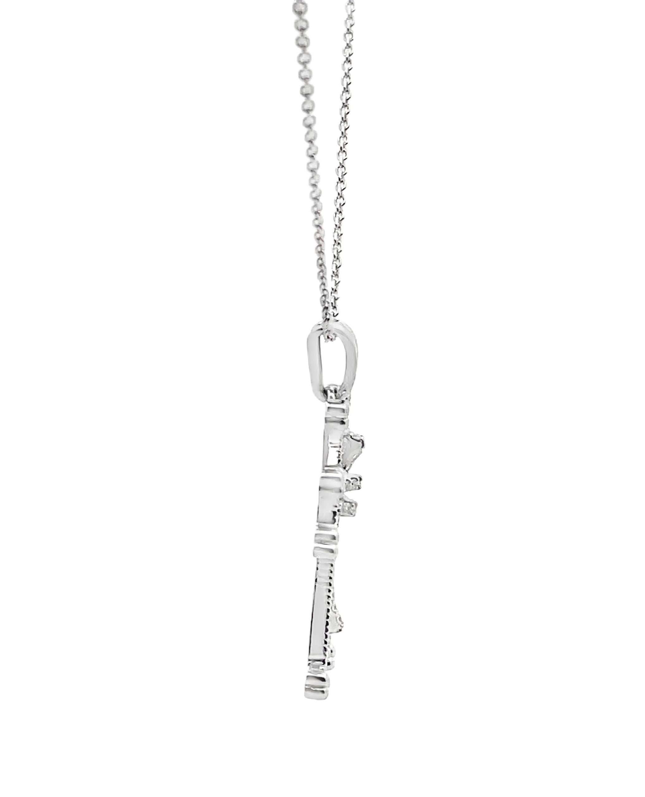 Collier pendentif croix en or blanc 14K avec diamants ronds 0,18 carat Neuf - En vente à Old Tappan, NJ