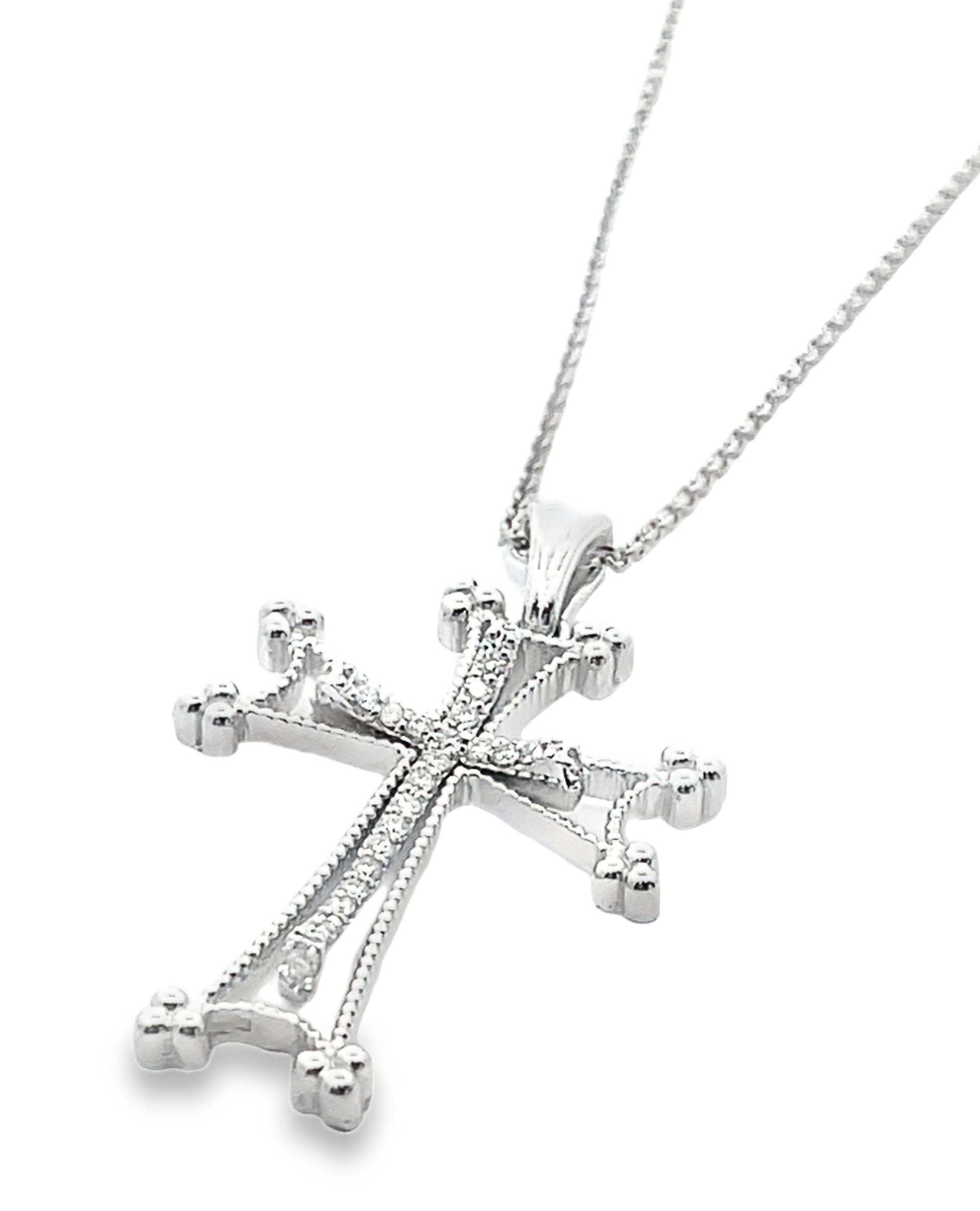 Collier pendentif croix en or blanc 14K avec diamants ronds 0,18 carat Pour femmes en vente