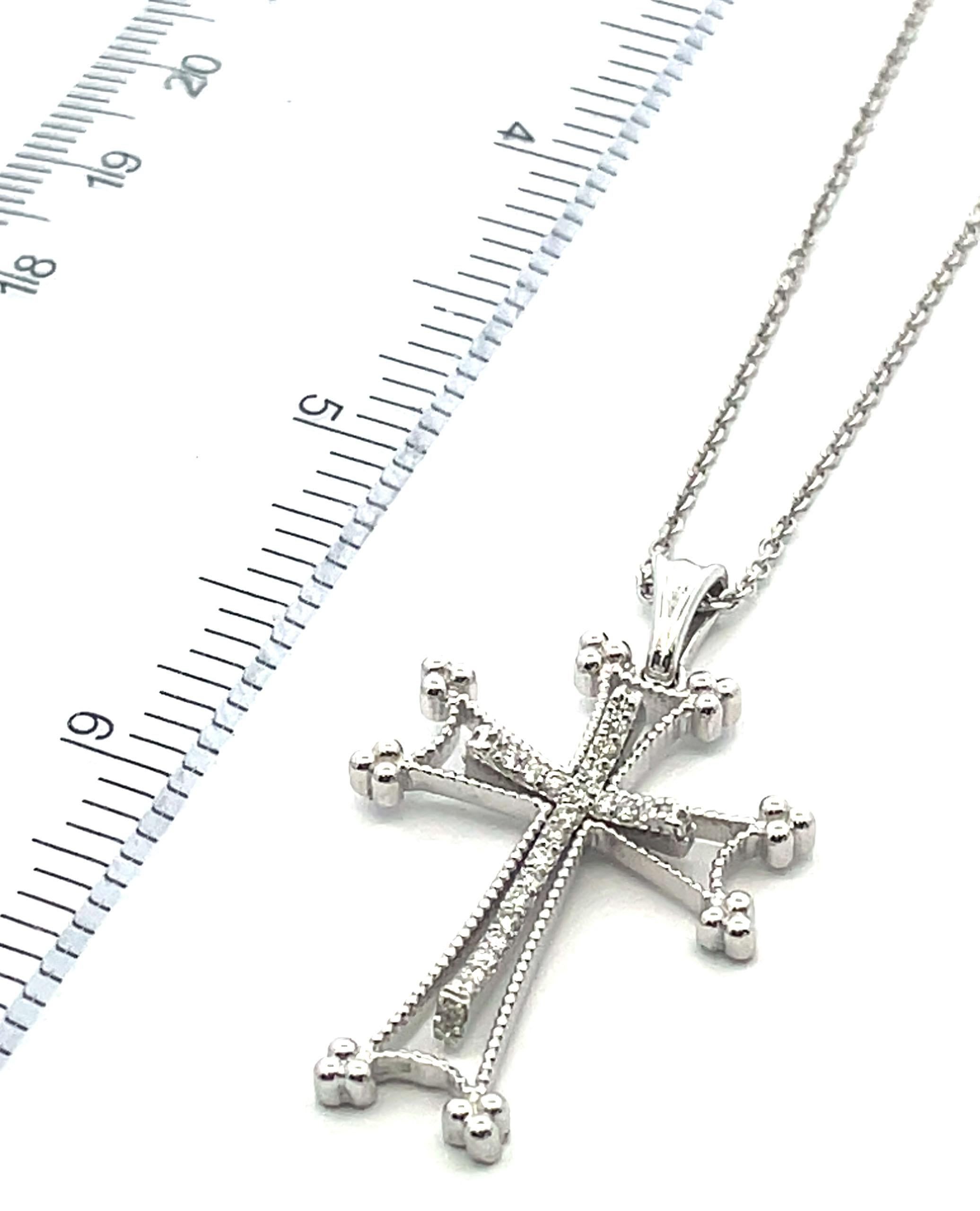 Collier pendentif croix en or blanc 14K avec diamants ronds 0,18 carat en vente 1