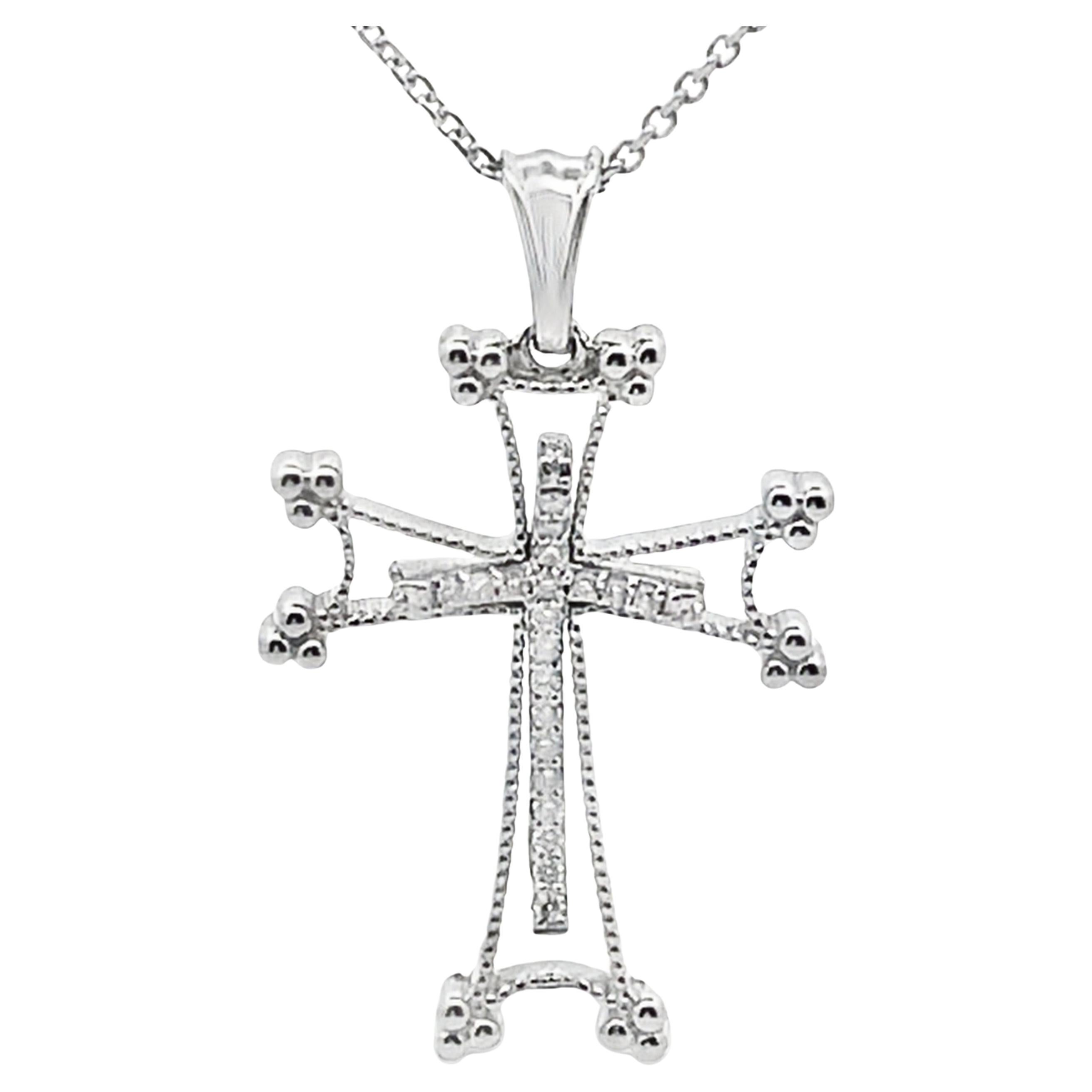 Collier pendentif croix en or blanc 14K avec diamants ronds 0,18 carat en vente