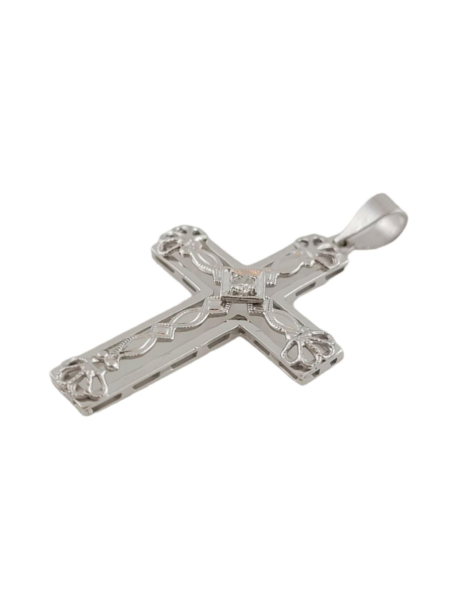 Colgante Cruz de Oro Blanco de 14k con Diamante en Bueno Estado en Washington Depot, CT