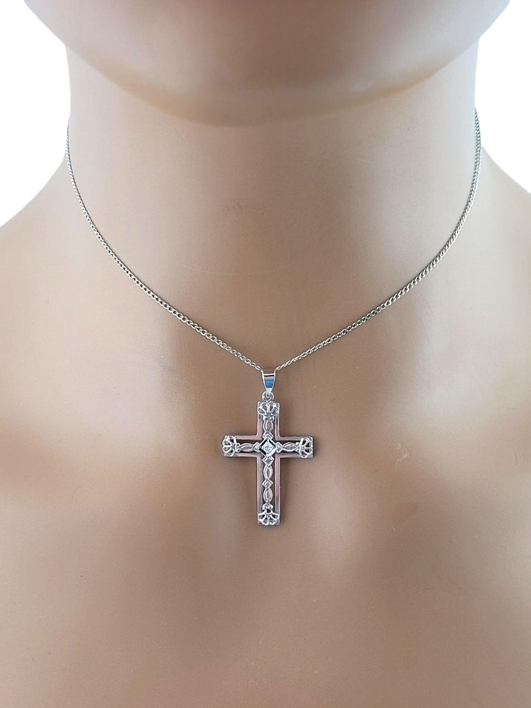 14k White Gold Cross Pendant with Diamond For Sale at 1stDibs