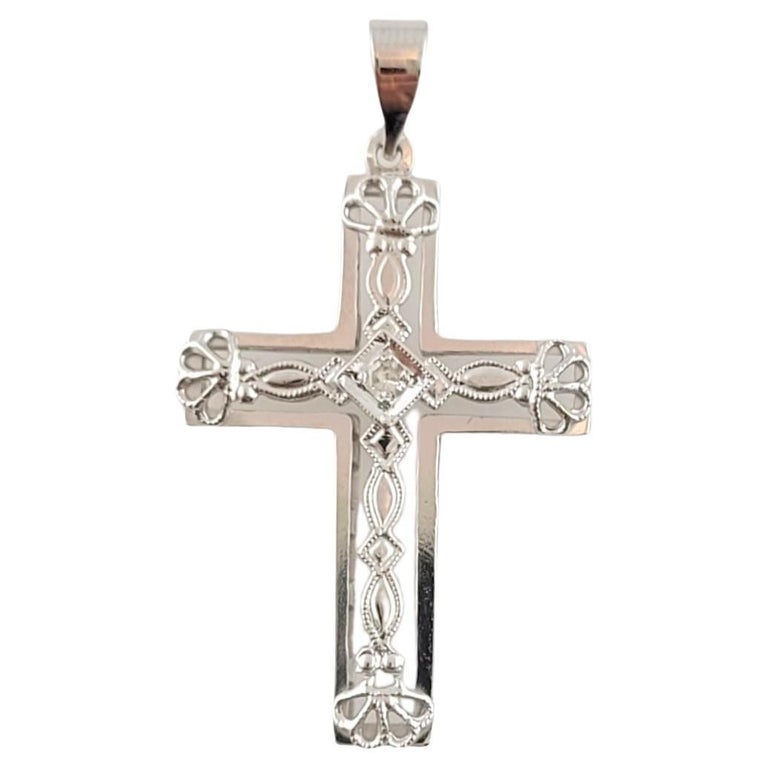 14k White Gold Cross Pendant with Diamond For Sale at 1stDibs