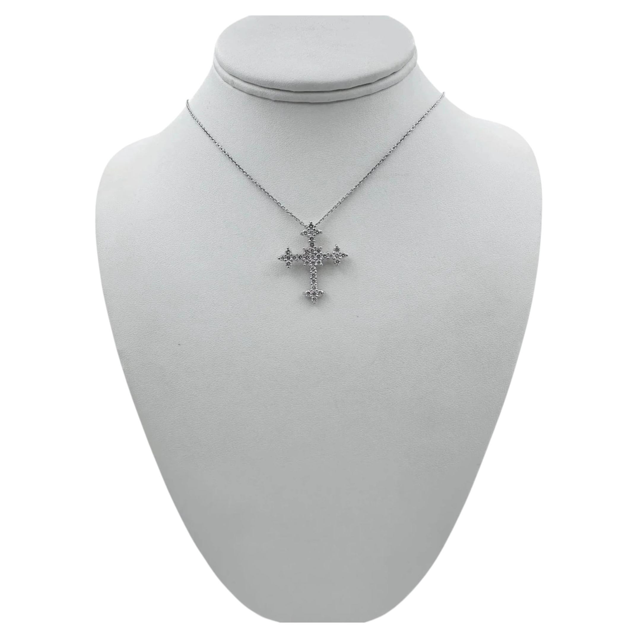 Ciondolo a croce in oro bianco 14k con diamanti e collana da 16 pollici.