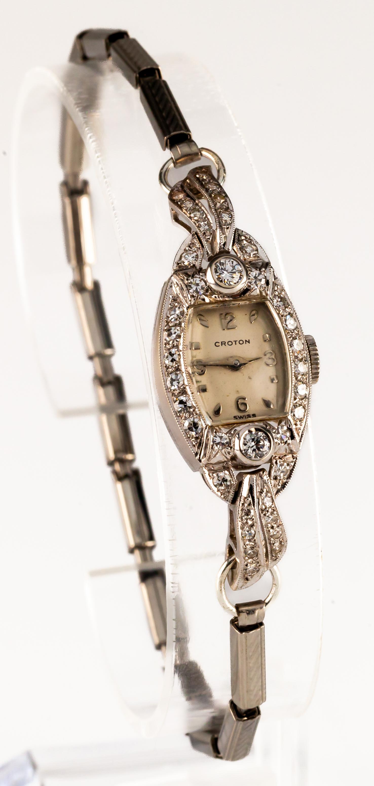 14k Weißgold Croton Damenuhr mit Handaufzug und Diamanten
Bewegung #AS976

14k Weißgold Gehäuse mit Diamant-Akzenten
14 mm breit (15 mm mit Krone)
Abstand Lug-to-Lug = 42 mm
Dicke = 8 mm

Beige Zifferblatt mit silbernen arabischen Ziffern und