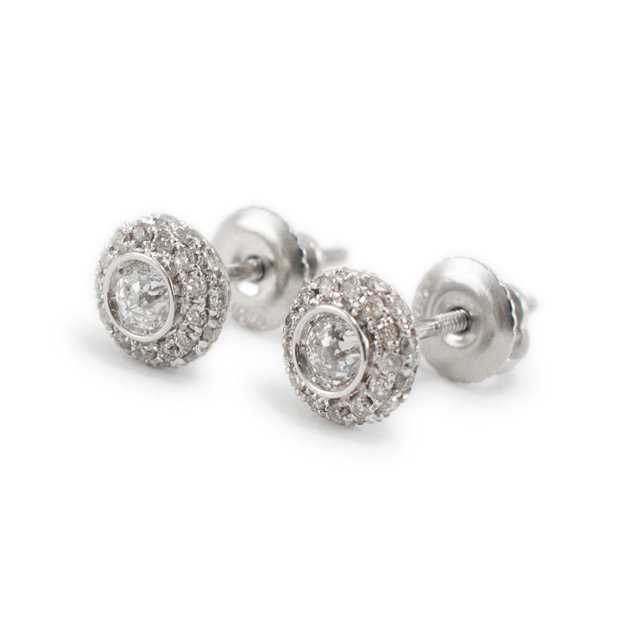 Marke: Krone des Lichts

Geschlecht: Damen 

Metall Typ: 14K Weißgold

Durchmesser: 6,80 mm 

Gewicht: 1,67 Gramm

Ein Paar Damen-Ohrstecker aus 14 Karat Weißgold mit Diamanten und Schraubverschluss. Das Metall wurde getestet und es wurde