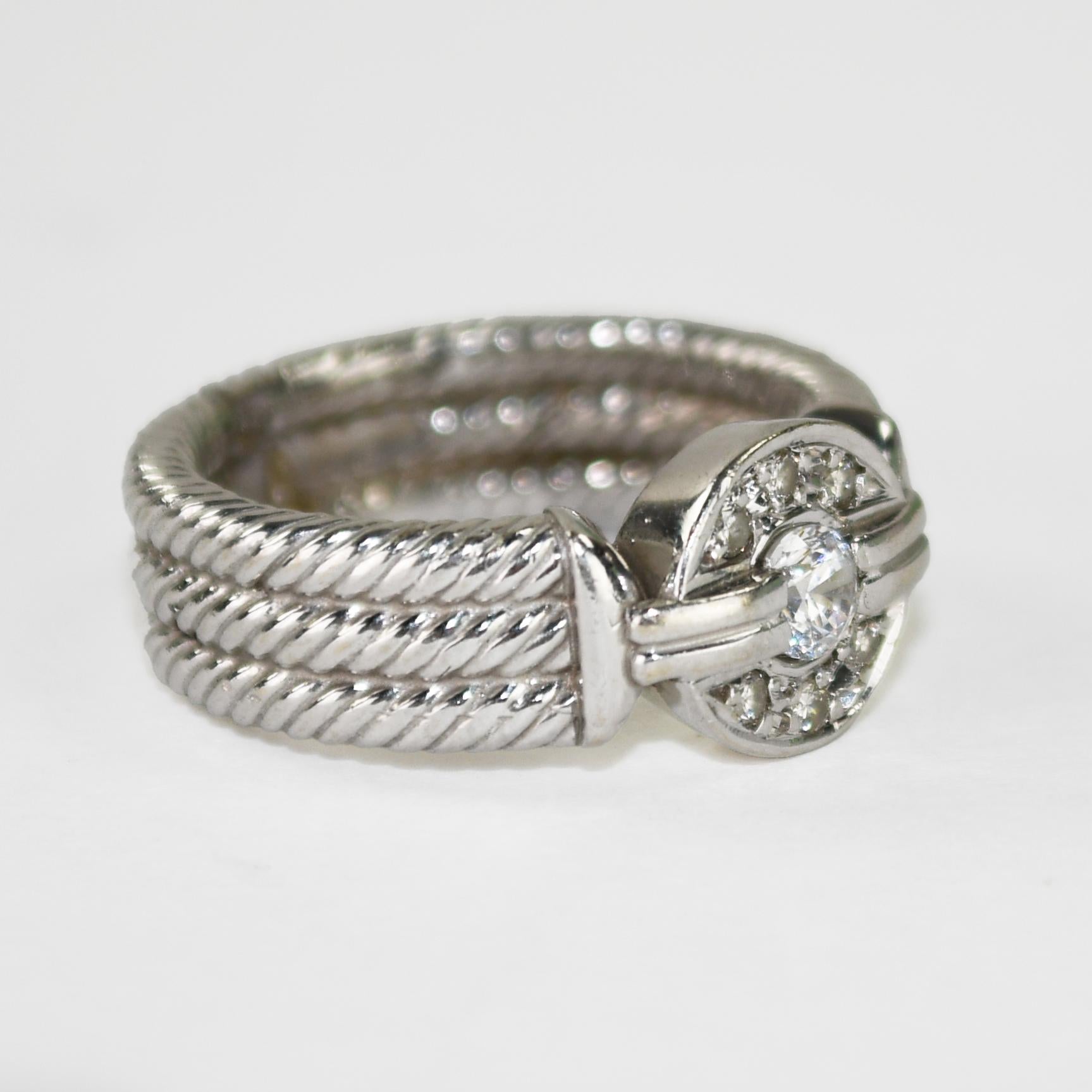 Damenring aus 14k Weißgold mit CZ und Diamanten.
Mit einem XRF-Metallanalysator auf 58 % Gold getestet und 7,7 g schwer.
Der zentrale Diamant ist ein kubischer Zirkon und die seitlichen Diamanten sind runde Brillanten, insgesamt 0,09 Karat, Farbe I