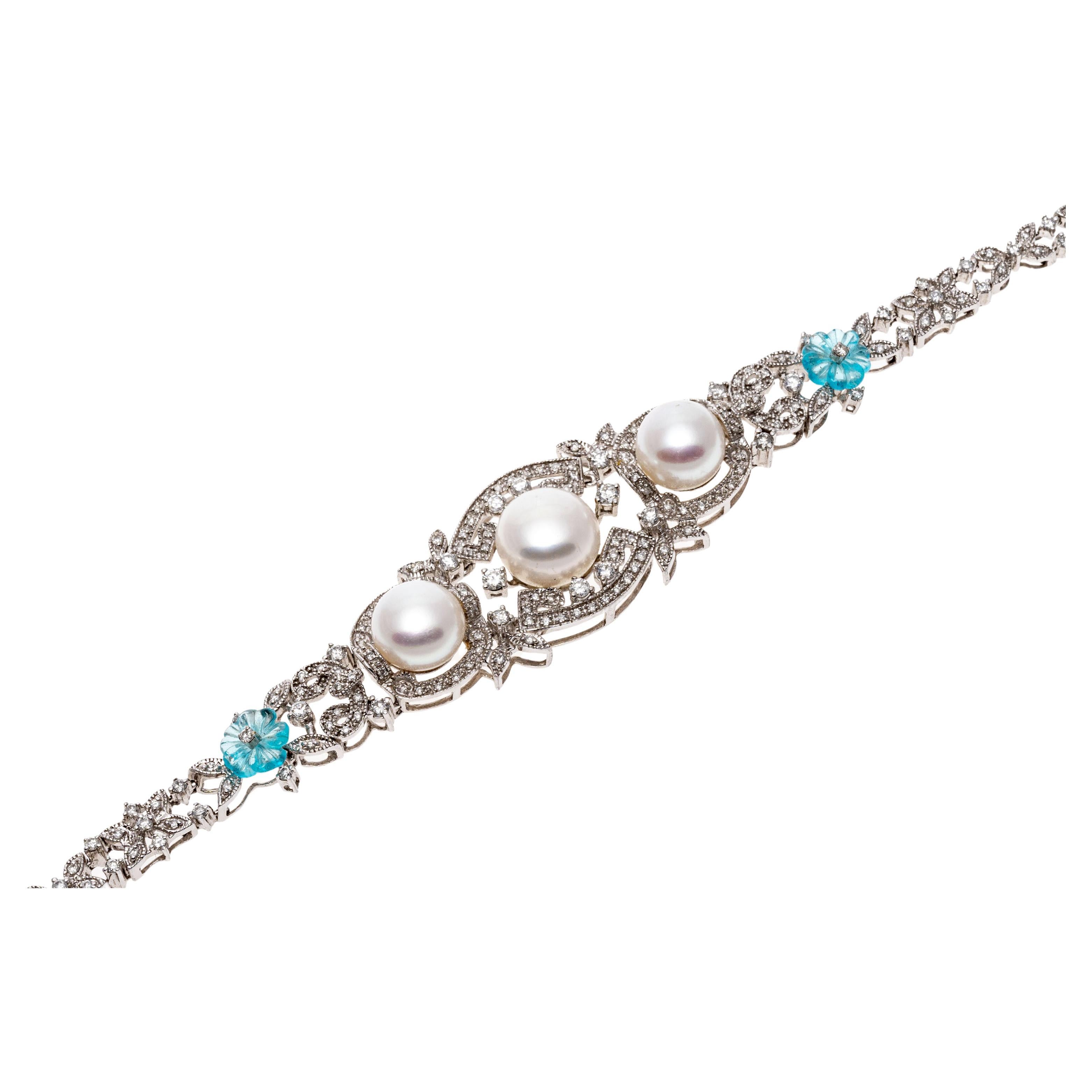 Bracelet néo-baroque en or blanc 14 carats, perles et diamants avec fleur de topaze bleue en vente