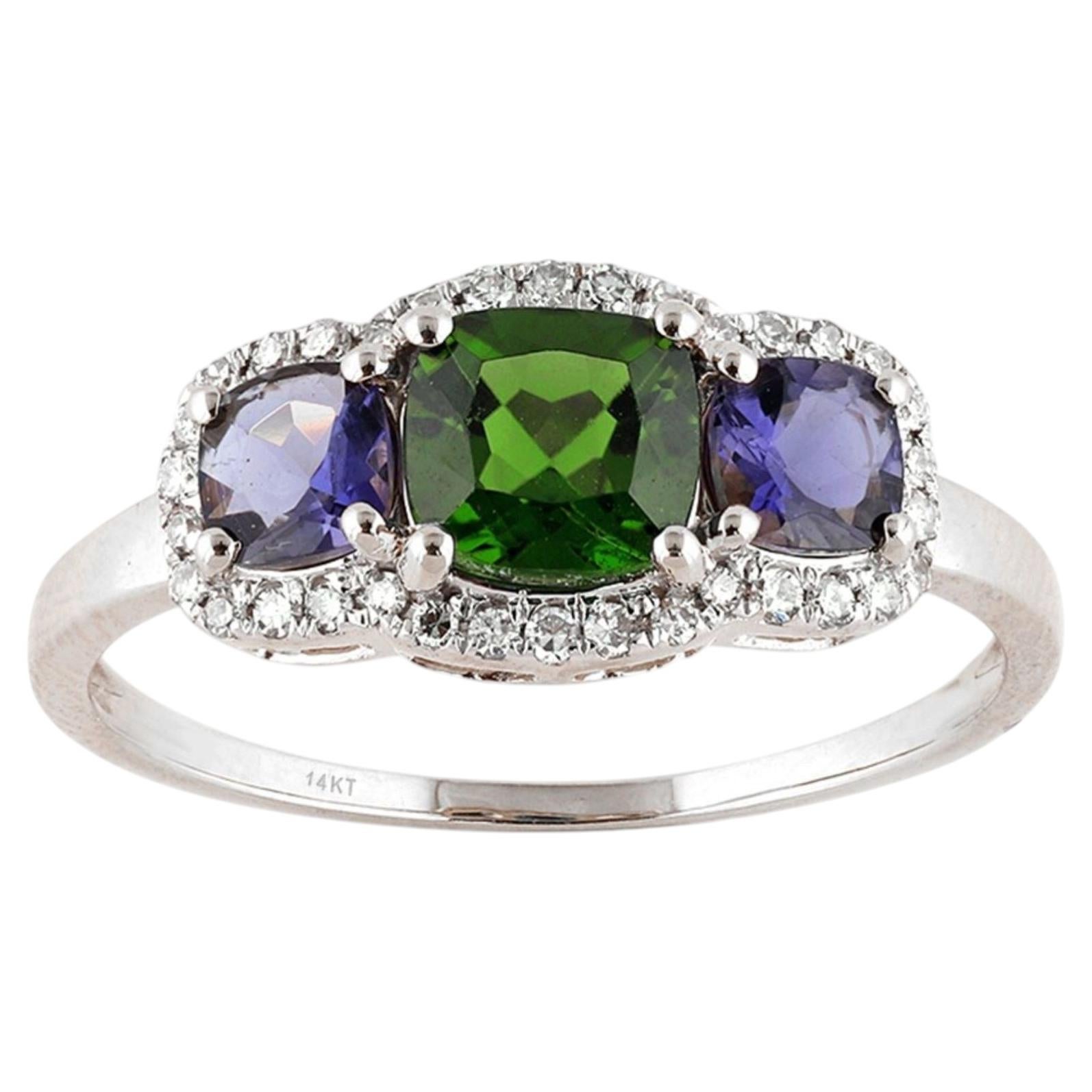 14-karätiger Ring aus Weißgold mit drei Steinen – Chromdiopsid und Iolith – im Kissen-Schliff und Halo-Fassung