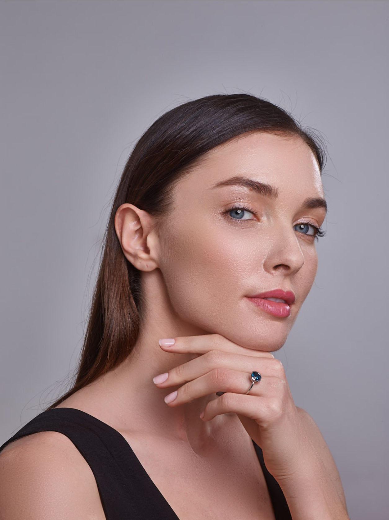 Anello in oro bianco 14K con Topazio Blu di Londra taglio cuscino in vendita 5