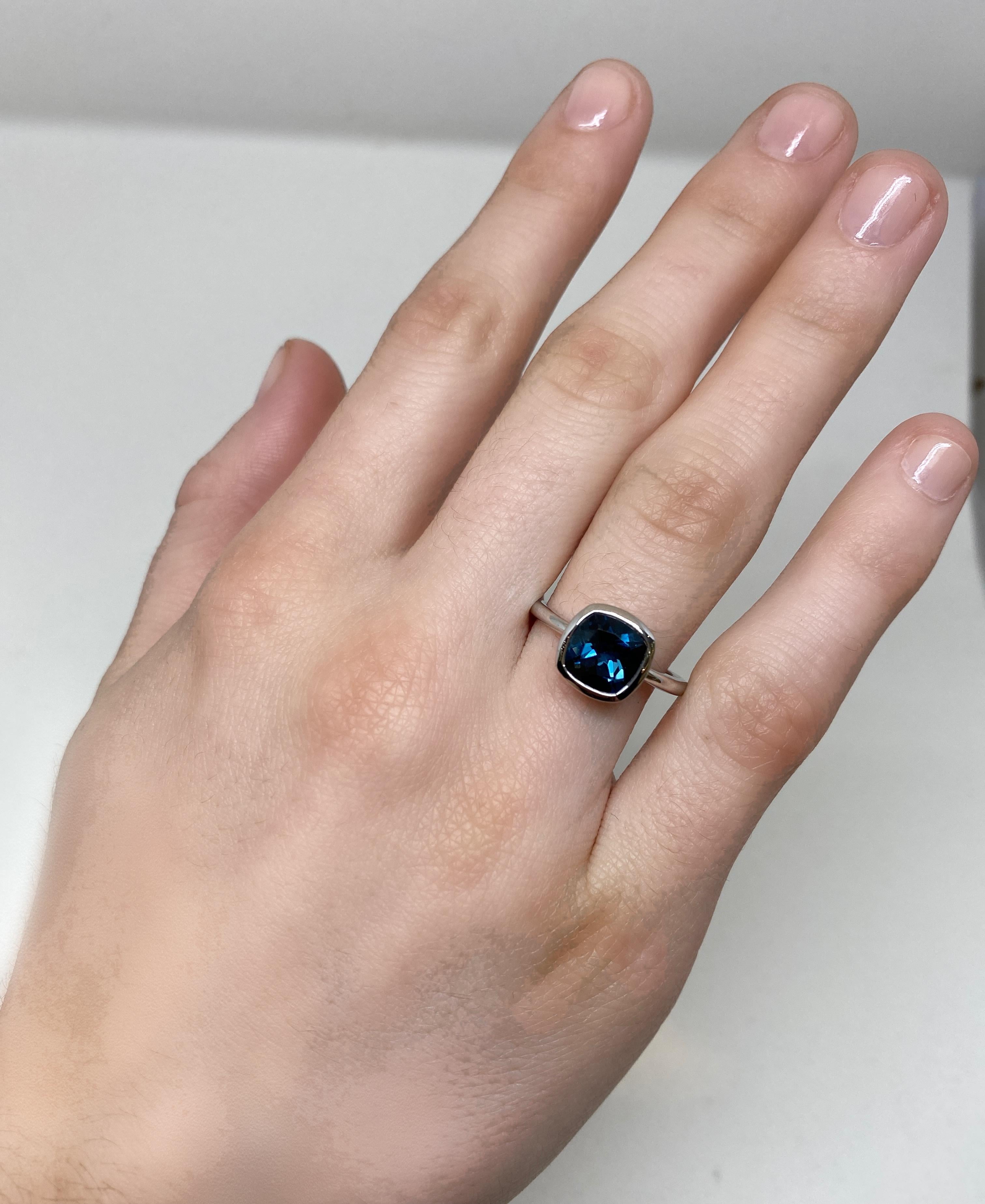 Anello in oro bianco 14K con Topazio Blu di Londra taglio cuscino in vendita 9