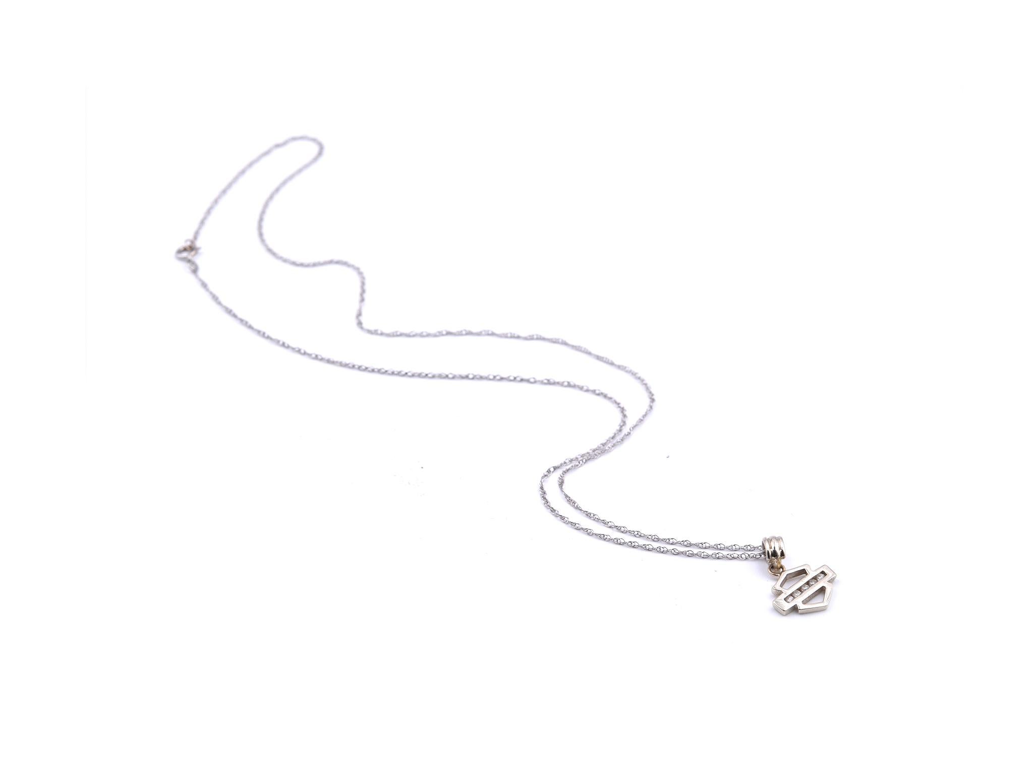 Designer: custom
Material: 14 Karat Weißgold
Diamanten: 5 runde Brillantschliffe = .07cttw
Abmessungen: Halskette ist 18 Zoll lang:: Anhänger 17::50 mm x 12::69 mm
Gewicht: 1.89 Gramm