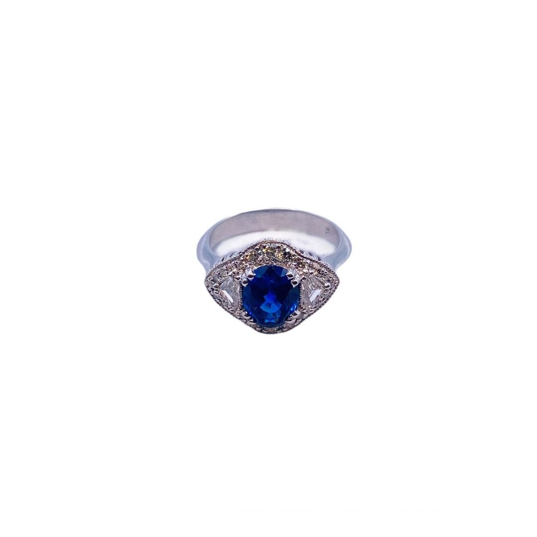 Maßgefertigter moderner Deco Ring mit 2,69 Karat Saphir und Diamant aus Weißgold (Ovalschliff)