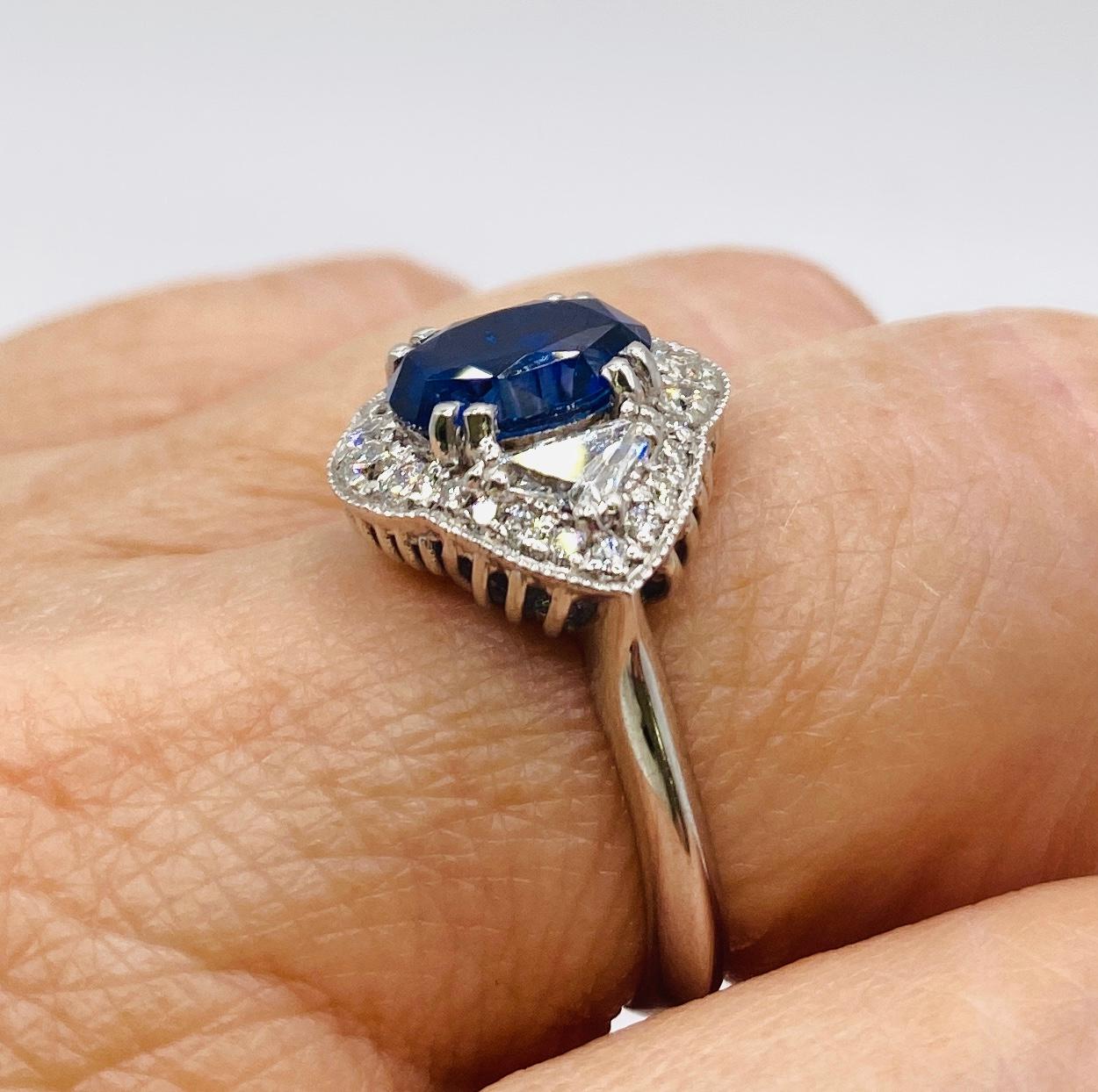 Maßgefertigter moderner Deco Ring mit 2,69 Karat Saphir und Diamant aus Weißgold 2