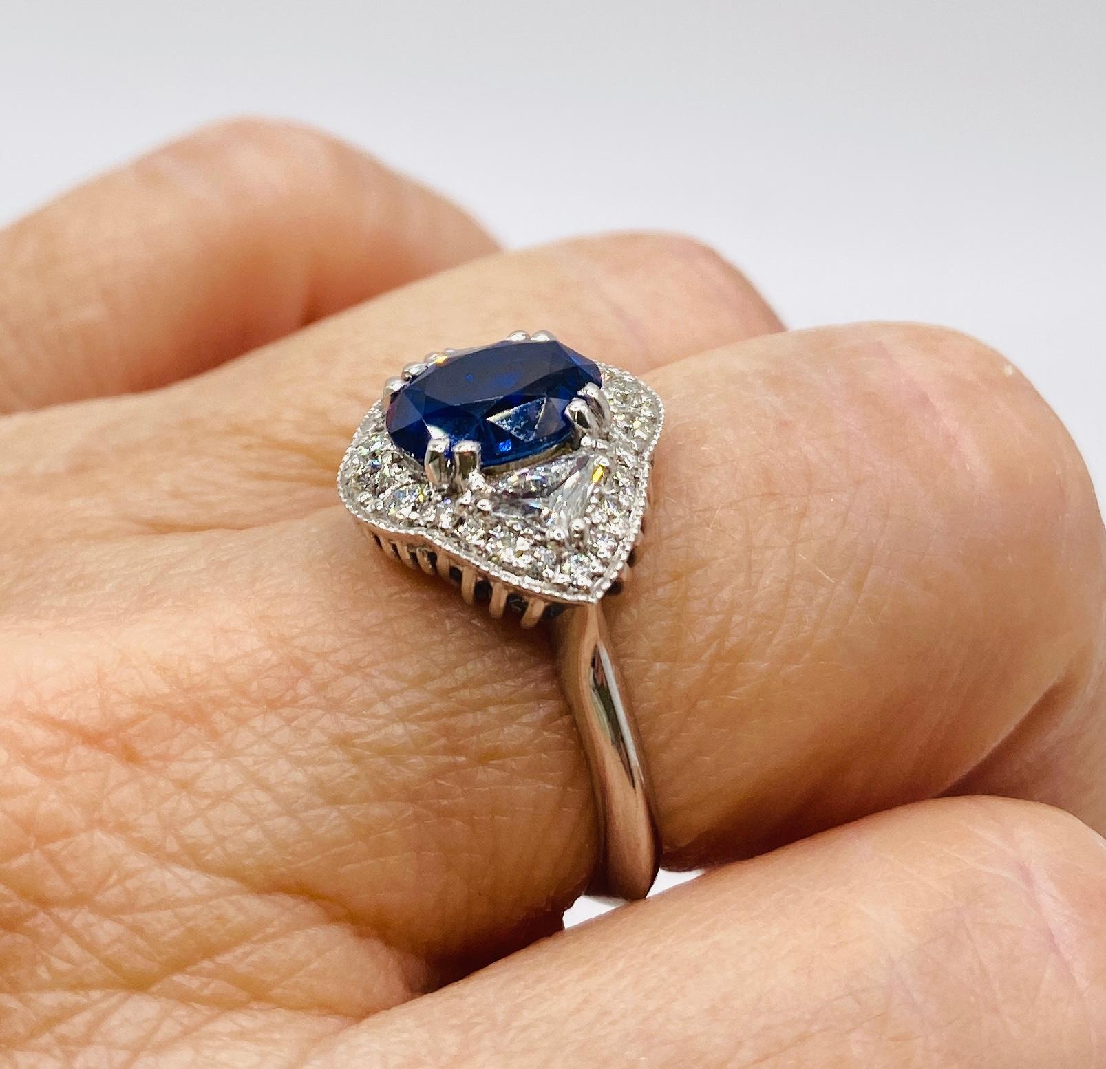 Maßgefertigter moderner Deco Ring mit 2,69 Karat Saphir und Diamant aus Weißgold 3
