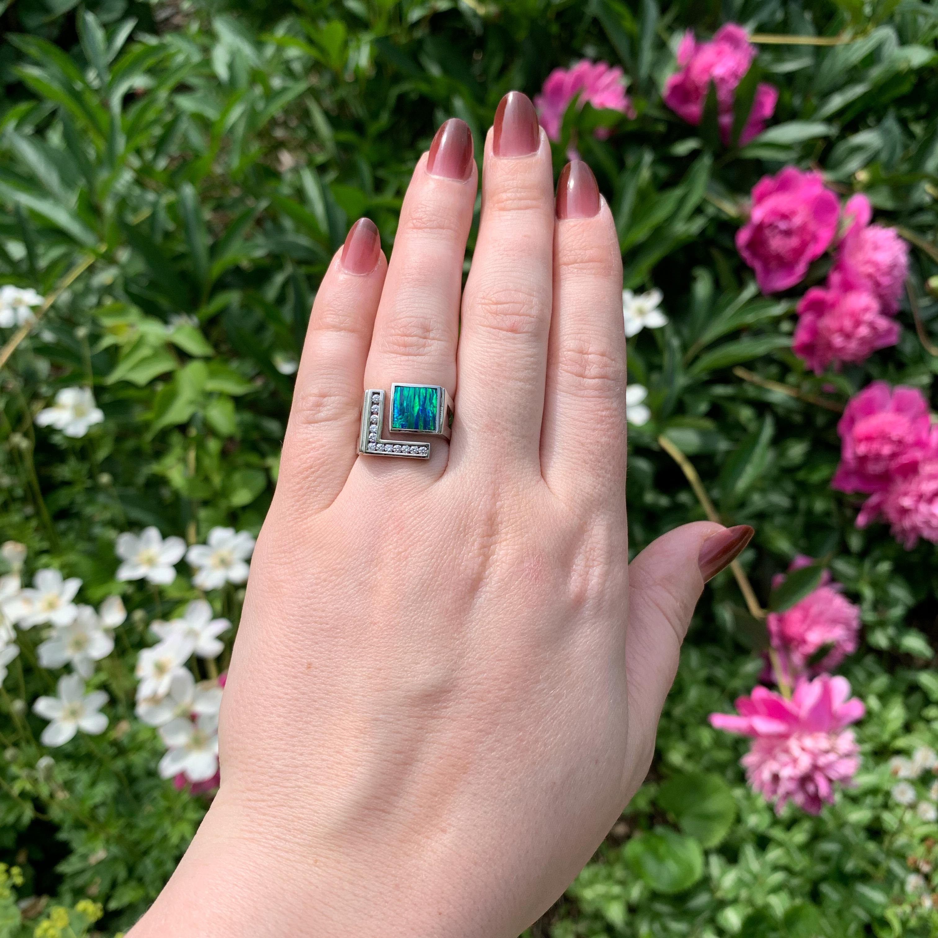 Anello personalizzato in oro bianco 14K con opale e diamanti di Harry Roa in vendita 4