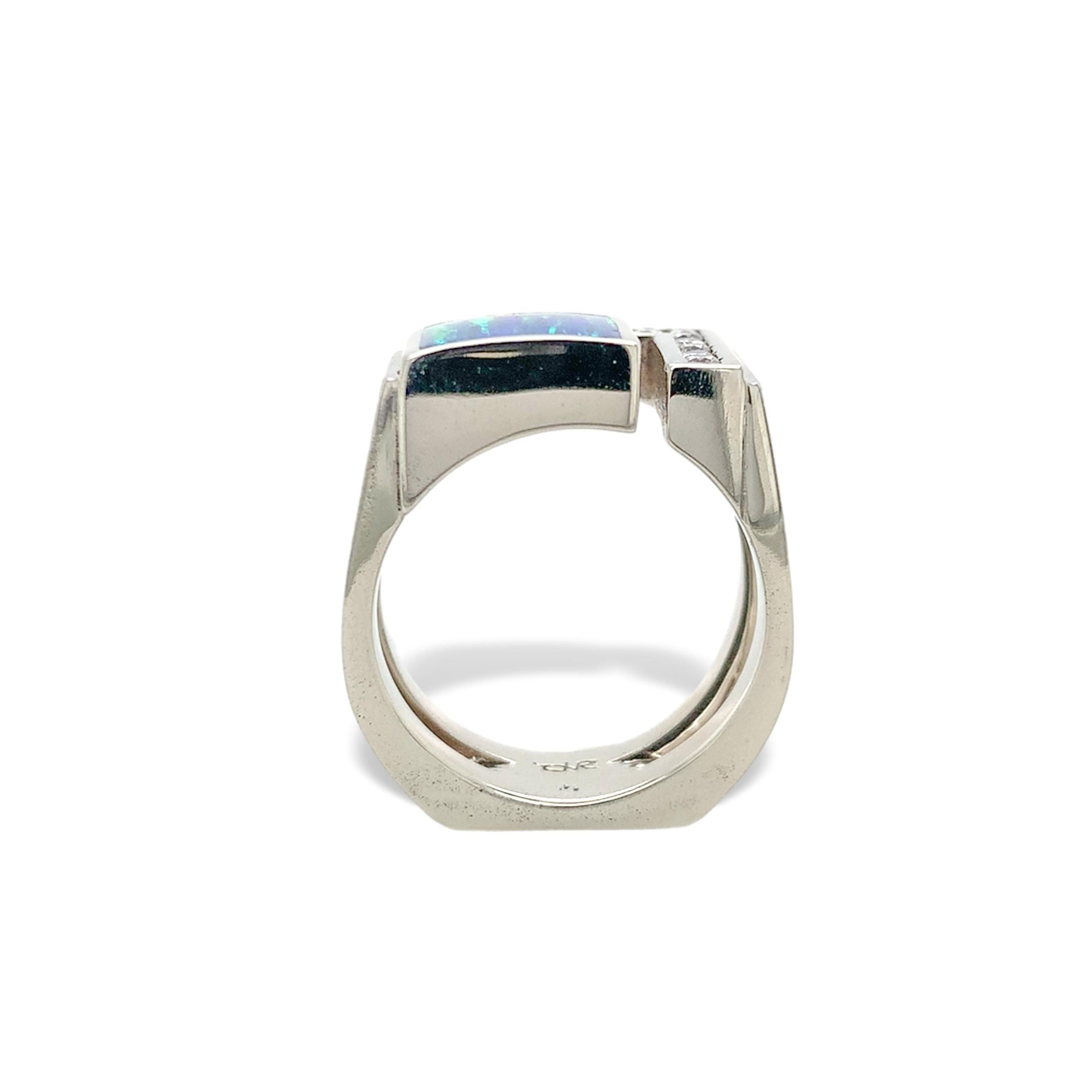 Anello moderno in oro bianco 14K con opale e diamanti realizzato da Henry Roa. Questo anello è il design 