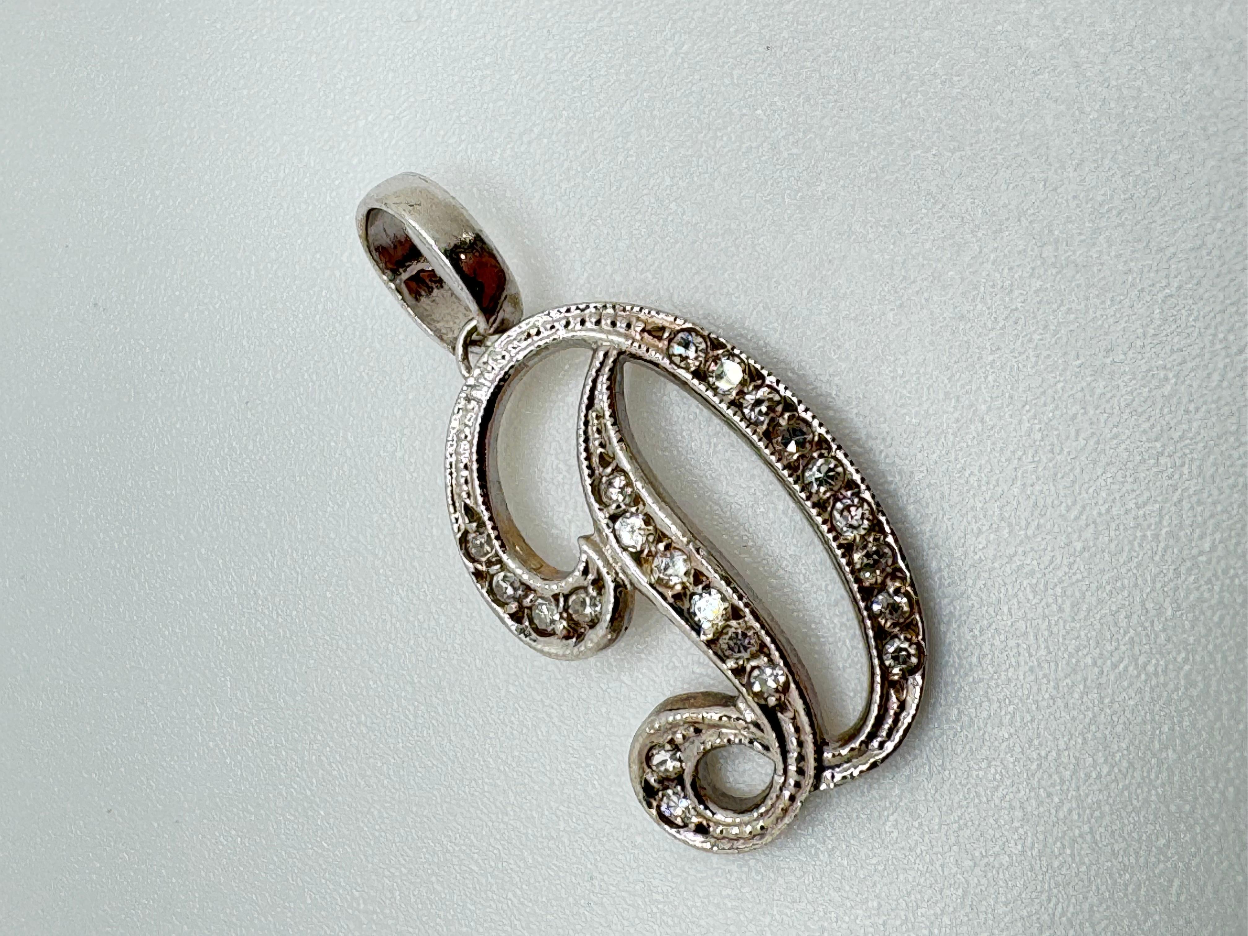 Taglio rotondo Scritta iniziale D in oro bianco 14K con diamanti in vendita