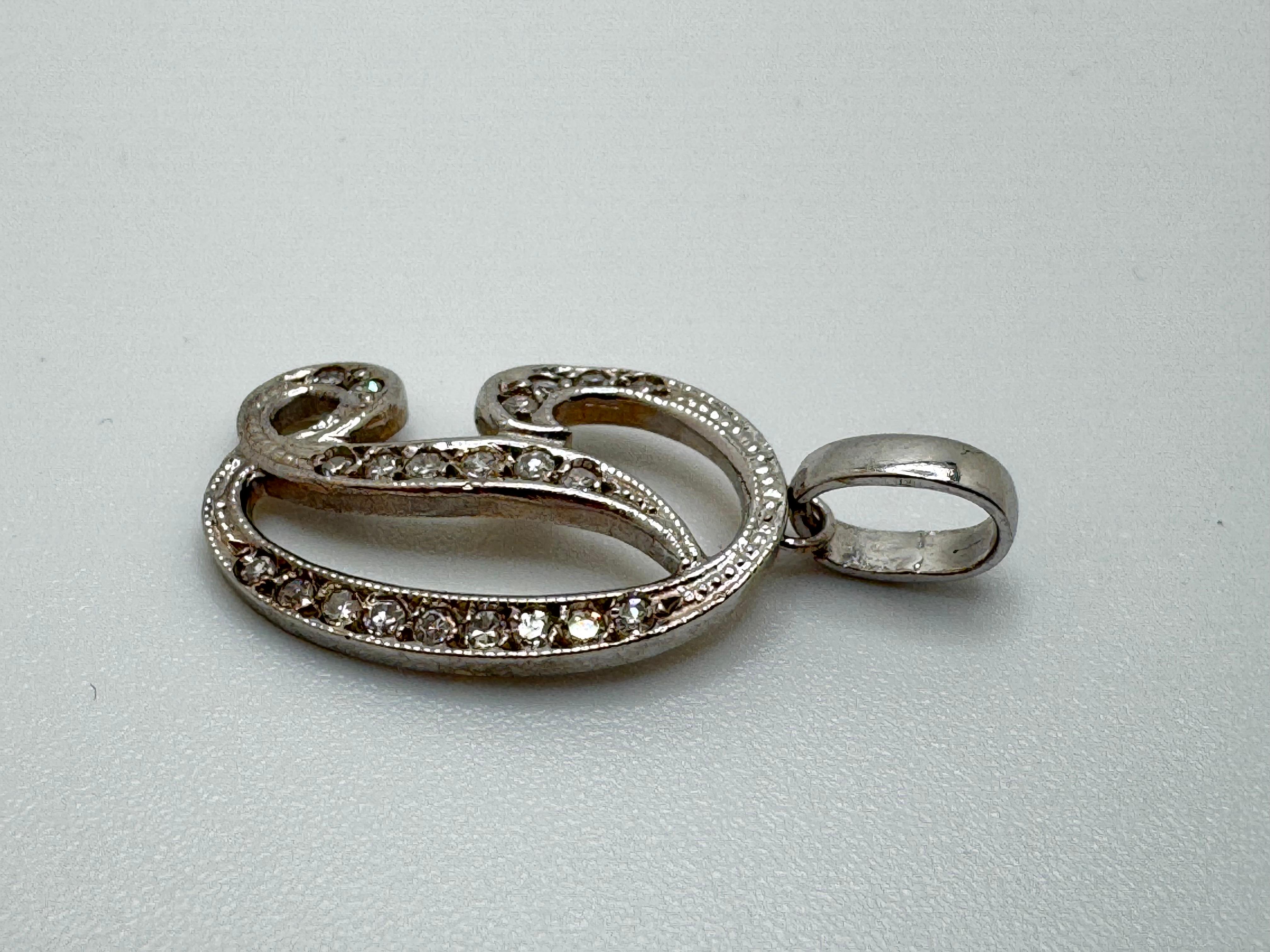 Scritta iniziale D in oro bianco 14K con diamanti In condizioni buone in vendita a Palm Desert, CA