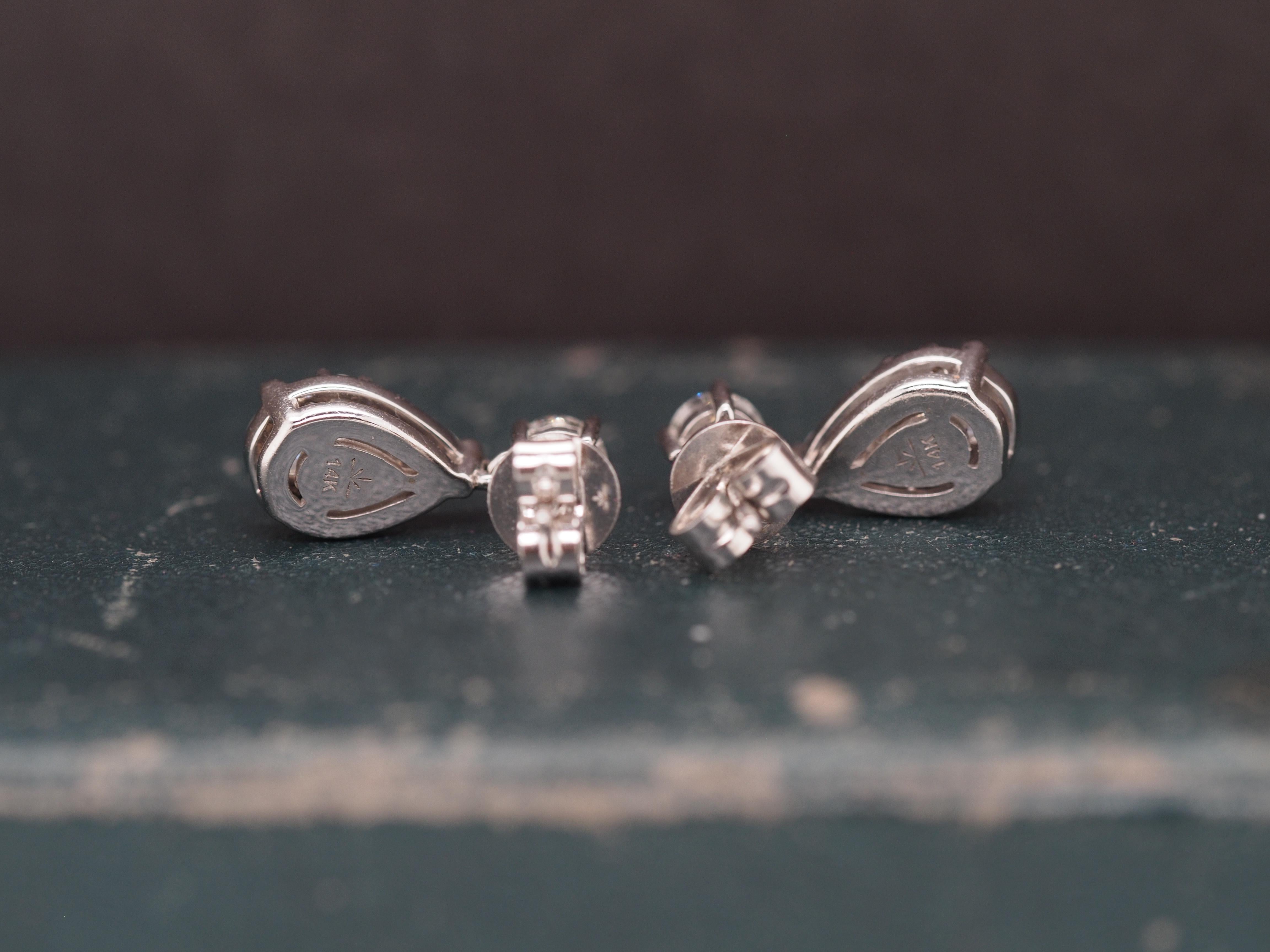 Taille ronde Boucles d'oreilles pendantes en or blanc 14K avec grappes de diamants en vente